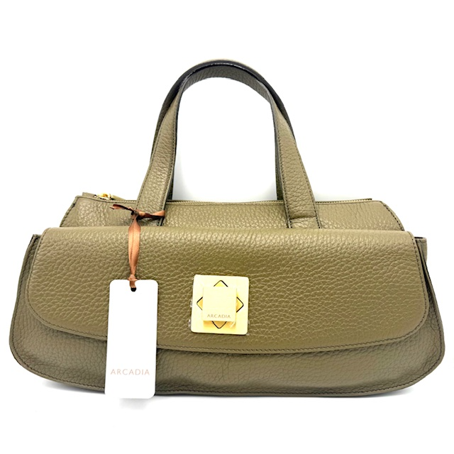 Arcdia Handgemaakte Italiaanse Tas – Designer Look met Hoogwaardige Afwerking

Wil jij een tas met de uitstraling van een designer tas, maar zonder het torenhoge prijskaartje? Ontdek de unieke charme van Arcdia – met de hand gemaakt in Corropoli, Italië, waar traditioneel vakmanschap en moderne elegantie samenkomen.

Dit model combineert stijl, functionaliteit en kwaliteit in één luxueus ontwerp. Perfect voor dagelijks gebruik én bijzondere gelegenheden, zonder concessies te doen aan comfort of uitstraling.

Belangrijkste kenmerken:

Handgemaakt in Italië van hoogwaardige materialen

Vaste handgreep voor elegant kort dragen

Afneembare, lange schouderriem voor crossbody of over de schouder

Stevige pootjes aan de onderzijde ter bescherming

Groot hoofdvak met ritssluiting

Twee steekvakken en één binnenvak met rits – ideaal voor het organiseren van je essentials

Stijlvol voorvak met draaislot voor extra opbergruimte én uitstraling

Afgewerkt met een verfijnd Arcdia-logo aan de voorzijde

Sluit volledig af met een luxe bovenrits

Afmetingen:

Hoogte: 20 cm

Breedte: 40 cm

Diepte: 10 cm

Deze eyecatcher tas is een statement piece voor elke outfit. Of je nu naar je werk gaat, een dagje uit plant of een avondje op stap bent – met Arcdia straal je Italiaanse klasse en zelfverzekerdheid uit.

Waarom kiezen voor Arcdia?

Authentiek Italiaans vakmanschap

Luxe tassen met designer uitstraling

Handgemaakt van duurzame kwaliteitsmaterialen

Betaalbare luxe, direct uit Italië

Bestel jouw Arcdia tas vandaag nog en ervaar de perfecte combinatie van stijl, comfort en kwaliteit.