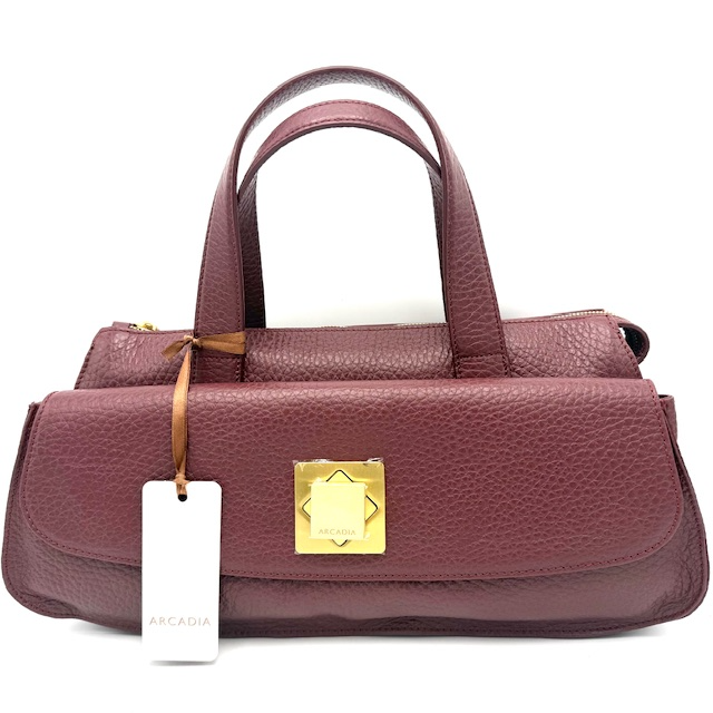 Arcdia Handgemaakte Italiaanse Tas – Designer Look met Hoogwaardige Afwerking

Wil jij een tas met de uitstraling van een designer tas, maar zonder het torenhoge prijskaartje? Ontdek de unieke charme van Arcdia – met de hand gemaakt in Corropoli, Italië, waar traditioneel vakmanschap en moderne elegantie samenkomen.

Dit model combineert stijl, functionaliteit en kwaliteit in één luxueus ontwerp. Perfect voor dagelijks gebruik én bijzondere gelegenheden, zonder concessies te doen aan comfort of uitstraling.

Belangrijkste kenmerken:

Handgemaakt in Italië van hoogwaardige materialen

Vaste handgreep voor elegant kort dragen

Afneembare, lange schouderriem voor crossbody of over de schouder

Stevige pootjes aan de onderzijde ter bescherming

Groot hoofdvak met ritssluiting

Twee steekvakken en één binnenvak met rits – ideaal voor het organiseren van je essentials

Stijlvol voorvak met draaislot voor extra opbergruimte én uitstraling

Afgewerkt met een verfijnd Arcdia-logo aan de voorzijde

Sluit volledig af met een luxe bovenrits

Afmetingen:

Hoogte: 20 cm

Breedte: 40 cm

Diepte: 10 cm

Deze eyecatcher tas is een statement piece voor elke outfit. Of je nu naar je werk gaat, een dagje uit plant of een avondje op stap bent – met Arcdia straal je Italiaanse klasse en zelfverzekerdheid uit.

Waarom kiezen voor Arcdia?

Authentiek Italiaans vakmanschap

Luxe tassen met designer uitstraling

Handgemaakt van duurzame kwaliteitsmaterialen

Betaalbare luxe, direct uit Italië

Bestel jouw Arcdia tas vandaag nog en ervaar de perfecte combinatie van stijl, comfort en kwaliteit.