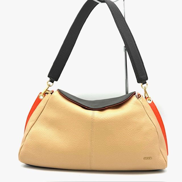 Arcdia Handgemaakte Italiaanse Tas – Stijlvolle Eyecatcher met Designer Allure

Wil je de luxe uitstraling van een designer tas, maar dan zonder het hoge prijskaartje? Maak kennis met de handgemaakte tassen van Arcdia – rechtstreeks uit het stijlvolle Corropoli in Italië, waar ambacht en kwaliteit hand in hand gaan.

Dit elegante model combineert Italiaans design, slimme functionaliteit en een hoogwaardige afwerking. De perfecte accessoire voor vrouwen die houden van betaalbare luxe met een exclusieve look.

Belangrijkste kenmerken:

Ambachtelijk handgemaakt in Italië

Afneembare korte schouderband voor stijlvol kort dragen

Afneembare lange schouderriem voor crossbody of over de schouder

Groot hoofdvak met blinde magneetsluiting – veilig én stijlvol

Twee handige steekvakken en een ritsvak aan de binnenzijde

Subtiel en verfijnd Arcdia-logo op de voorzijde

Compact formaat met verrassend veel ruimte

Een echte eyecatcher bij elke outfit

Afmetingen:

Hoogte: 19 cm

Breedte: 28 cm

Diepte: 10 cm

Of je nu een dagje uit gaat of een avondje weg – deze handgemaakte Italiaanse tas van Arcdia geeft jouw look een stijlvolle, moderne twist. Combineer moeiteloos functionaliteit met fashion – elke dag opnieuw.

Waarom kiezen voor Arcdia?

100% handgemaakt in Italië

Designer stijl zonder designer prijs

Hoogwaardige materialen & afwerking

Praktisch én elegant ontwerp

Bestel vandaag nog jouw Arcdia tas en ervaar het verschil van echte Italiaanse klasse – exclusief, tijdloos en betaalbaar.