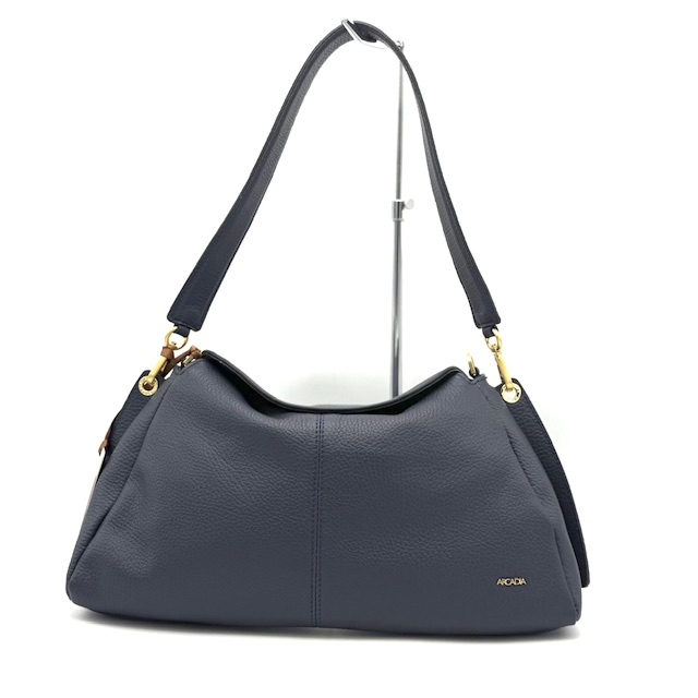 Arcdia Handgemaakte Italiaanse Tas – Stijlvolle Eyecatcher met Designer Allure

Wil je de luxe uitstraling van een designer tas, maar dan zonder het hoge prijskaartje? Maak kennis met de handgemaakte tassen van Arcdia – rechtstreeks uit het stijlvolle Corropoli in Italië, waar ambacht en kwaliteit hand in hand gaan.

Dit elegante model combineert Italiaans design, slimme functionaliteit en een hoogwaardige afwerking. De perfecte accessoire voor vrouwen die houden van betaalbare luxe met een exclusieve look.

Belangrijkste kenmerken:

Ambachtelijk handgemaakt in Italië

Afneembare korte schouderband voor stijlvol kort dragen

Afneembare lange schouderriem voor crossbody of over de schouder

Groot hoofdvak met blinde magneetsluiting – veilig én stijlvol

Twee handige steekvakken en een ritsvak aan de binnenzijde

Subtiel en verfijnd Arcdia-logo op de voorzijde

Compact formaat met verrassend veel ruimte

Een echte eyecatcher bij elke outfit

Afmetingen:

Hoogte: 19 cm

Breedte: 28 cm

Diepte: 10 cm

Of je nu een dagje uit gaat of een avondje weg – deze handgemaakte Italiaanse tas van Arcdia geeft jouw look een stijlvolle, moderne twist. Combineer moeiteloos functionaliteit met fashion – elke dag opnieuw.

Waarom kiezen voor Arcdia?

100% handgemaakt in Italië

Designer stijl zonder designer prijs

Hoogwaardige materialen & afwerking

Praktisch én elegant ontwerp

Bestel vandaag nog jouw Arcdia tas en ervaar het verschil van echte Italiaanse klasse – exclusief, tijdloos en betaalbaar.