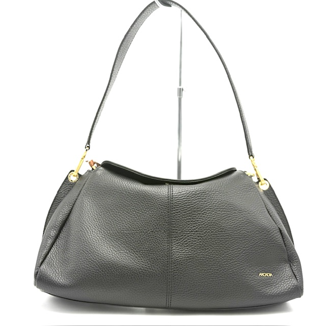 Arcdia Handgemaakte Italiaanse Tas – Stijlvolle Eyecatcher met Designer Allure

Wil je de luxe uitstraling van een designer tas, maar dan zonder het hoge prijskaartje? Maak kennis met de handgemaakte tassen van Arcdia – rechtstreeks uit het stijlvolle Corropoli in Italië, waar ambacht en kwaliteit hand in hand gaan.

Dit elegante model combineert Italiaans design, slimme functionaliteit en een hoogwaardige afwerking. De perfecte accessoire voor vrouwen die houden van betaalbare luxe met een exclusieve look.

Belangrijkste kenmerken:

Ambachtelijk handgemaakt in Italië

Afneembare korte schouderband voor stijlvol kort dragen

Afneembare lange schouderriem voor crossbody of over de schouder

Groot hoofdvak met blinde magneetsluiting – veilig én stijlvol

Twee handige steekvakken en een ritsvak aan de binnenzijde

Subtiel en verfijnd Arcdia-logo op de voorzijde

Compact formaat met verrassend veel ruimte

Een echte eyecatcher bij elke outfit

Afmetingen:

Hoogte: 19 cm

Breedte: 28 cm

Diepte: 10 cm

Of je nu een dagje uit gaat of een avondje weg – deze handgemaakte Italiaanse tas van Arcdia geeft jouw look een stijlvolle, moderne twist. Combineer moeiteloos functionaliteit met fashion – elke dag opnieuw.

Waarom kiezen voor Arcdia?

100% handgemaakt in Italië

Designer stijl zonder designer prijs

Hoogwaardige materialen & afwerking

Praktisch én elegant ontwerp

Bestel vandaag nog jouw Arcdia tas en ervaar het verschil van echte Italiaanse klasse – exclusief, tijdloos en betaalbaar.