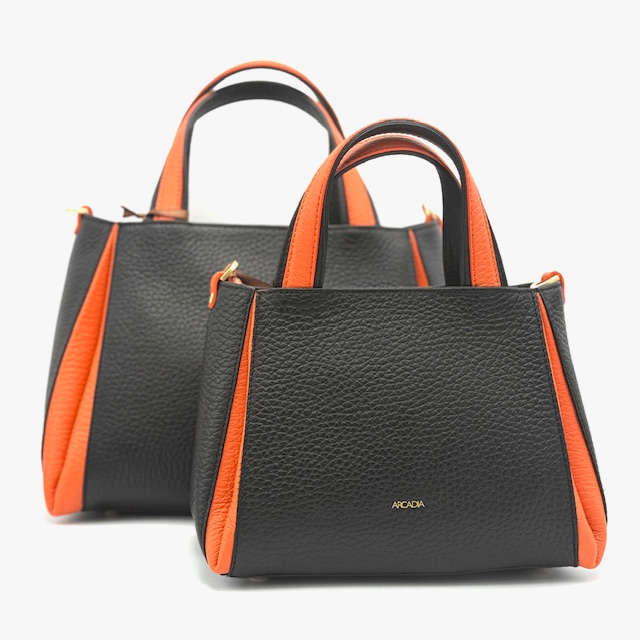 Arcdia Handgemaakte Italiaanse Tas – Designer Uitstraling, Betaalbare Luxe

Een tas kopen met de uitstraling van een designer tas, maar dan zonder duizenden euro’s te betalen? Dat kan met de handgemaakte tassen van Arcdia. Vervaardigd in het charmante Corropoli, Italië, staan deze tassen garant voor hoogwaardige kwaliteit, tijdloos design en vakmanschap tot in elk detail.

Dit elegante model is de perfecte combinatie van stijl en functionaliteit – een echte eyecatcher die jouw outfit moeiteloos naar een hoger niveau tilt.

Belangrijkste kenmerken:

Met de hand gemaakt in Italië van hoogwaardige materialen

Vaste, korte handgreep voor stijlvol kort dragen

Afneembare, verstelbare schouderriem voor crossbody of lang dragen

Stevige pootjes aan de onderzijde voor bescherming

Ruim hoofdvak met ritssluiting en extra binnenvak met rits

Voorvak met stijlvol draaislot – ideaal voor snelle toegang

Luxe top-rits als hoofdsluiting voor extra veiligheid

Subtiel Arcdia-logo op de voorzijde

Tijdloos ontwerp met een moderne twist

Afmetingen:

Hoogte: 19 cm

Breedte: 25 cm

Diepte: 12 cm

Deze handgemaakte Italiaanse tas van Arcdia is ideaal voor zowel dagelijks gebruik als formele gelegenheden. Je draagt hem kort aan de hand of elegant over de schouder – net wat jouw stijl en gelegenheid vraagt.

Waarom kiezen voor Arcdia?

Authentiek Italiaans vakmanschap

Betaalbare designer look

Duurzame materialen en verfijnde afwerking

Een exclusieve tas die niet overal te vinden is

Voeg een vleugje Italiaanse elegantie toe aan je garderobe – bestel vandaag nog jouw Arcdia tas en straal zelfverzekerde stijl uit, elke dag opnieuw.