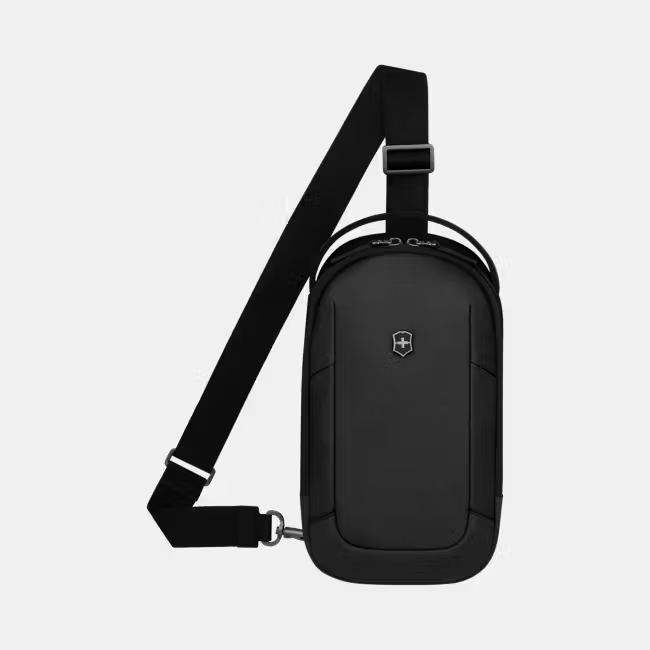 Altmont Modern Sling Bag – Compact, Slim en Veilig Onderweg

Op zoek naar een stijlvolle, praktische tas voor onderweg? De Altmont Modern Sling Bag van Victorinox is dé ideale oplossing voor wie handsfree wil reizen zonder concessies te doen aan comfort of veiligheid. Deze compacte sling bag is ontworpen voor zowel zakelijk als vrijetijdsgebruik, en biedt precies genoeg ruimte voor je dagelijkse essentials – met een modern, minimalistisch design dat past bij elke outfit.

Belangrijkste voordelen:

Compact & functioneel: Ideaal voor stedentrips, dagelijkse ritjes of vakanties – alles wat je nodig hebt binnen handbereik.

Veilig en zichtbaar: Reflecterende details zorgen ervoor dat je ook bij weinig licht goed zichtbaar bent.

Handsfree gemak: Draag de tas comfortabel kruislings of over de schouder – perfect voor actief gebruik.

Bescherm je waardevolle spullen: Het slimme interieur biedt veilige opbergmogelijkheden voor je essentials zoals telefoon, portemonnee en sleutels.

Milieubewust & duurzaam: Gemaakt van gerecycled polyester (rPET) met hoogwaardige afwerking.

Productspecificaties:

Model: Altmont Modern Sling Bag – 653539

Afmetingen:

Hoogte: 30 cm

Breedte: 16 cm

Diepte: 8 cm

Gewicht: 400 g

Inhoud: 4 liter

Materiaal: Gerecycled polyester (rPET)

Kleur: Zwart

Herkomst: Indonesië

Garantie: Victorinox 1 + 10 jaar garantie

Reis zorgeloos, in stijl

De Altmont Modern Sling Bag combineert veiligheid, comfort en stijl in een compact ontwerp dat perfect aansluit op het tempo van het moderne leven. Of je nu de stad in gaat of de natuur in trekt – met deze sling bag reis je georganiseerd én met een gerust hart.

Bestel vandaag nog en ontdek het gemak van Victorinox.