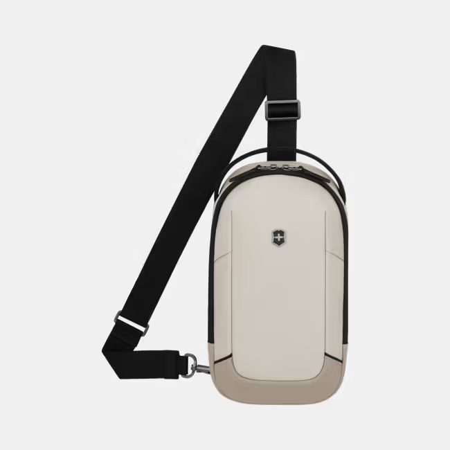 Altmont Modern Sling Bag – Compact, Slim en Veilig Onderweg

Op zoek naar een stijlvolle, praktische tas voor onderweg? De Altmont Modern Sling Bag van Victorinox is dé ideale oplossing voor wie handsfree wil reizen zonder concessies te doen aan comfort of veiligheid. Deze compacte sling bag is ontworpen voor zowel zakelijk als vrijetijdsgebruik, en biedt precies genoeg ruimte voor je dagelijkse essentials – met een modern, minimalistisch design dat past bij elke outfit.

Belangrijkste voordelen:

Compact & functioneel: Ideaal voor stedentrips, dagelijkse ritjes of vakanties – alles wat je nodig hebt binnen handbereik.

Veilig en zichtbaar: Reflecterende details zorgen ervoor dat je ook bij weinig licht goed zichtbaar bent.

Handsfree gemak: Draag de tas comfortabel kruislings of over de schouder – perfect voor actief gebruik.

Bescherm je waardevolle spullen: Het slimme interieur biedt veilige opbergmogelijkheden voor je essentials zoals telefoon, portemonnee en sleutels.

Milieubewust & duurzaam: Gemaakt van gerecycled polyester (rPET) met hoogwaardige afwerking.

Productspecificaties:

Model: Altmont Modern Sling Bag – 653539

Afmetingen:

Hoogte: 30 cm

Breedte: 16 cm

Diepte: 8 cm

Gewicht: 400 g

Inhoud: 4 liter

Materiaal: Gerecycled polyester (rPET)

Kleur: Zwart

Herkomst: Indonesië

Garantie: Victorinox 1 + 10 jaar garantie

Reis zorgeloos, in stijl

De Altmont Modern Sling Bag combineert veiligheid, comfort en stijl in een compact ontwerp dat perfect aansluit op het tempo van het moderne leven. Of je nu de stad in gaat of de natuur in trekt – met deze sling bag reis je georganiseerd én met een gerust hart.

Bestel vandaag nog en ontdek het gemak van Victorinox.