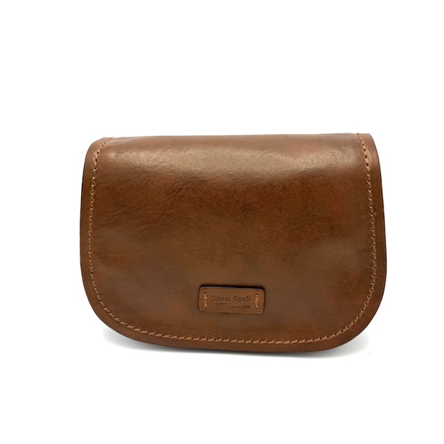 Gianni Conti Margot &ndash; Compacte Leren Schoudertas met Tijdloze Uitstraling

De Gianni Conti Margot-serie staat voor tijdloze elegantie en uitmuntende kwaliteit. Deze compacte schoudertas is vervaardigd uit hoogwaardig, plantaardig gelooid leer met een kenmerkende ruitstructuur, en is ontworpen voor de vrouw die stijl en functionaliteit wil combineren in &eacute;&eacute;n verfijnd accessoire.

Dankzij de lange, verstelbare schouderband draag je de tas comfortabel crossbody of over de schouder. De leren gevoerde klep en het doordachte interieur maken dit model tot een duurzaam en stijlvol item voor dagelijks gebruik.

Kenmerken:

Onderdeel van de Gianni Conti Margot-serie

Vervaardigd van plantaardig gelooid leer &ndash; milieuvriendelijk en duurzaam

Fijne ruitstructuur voor een stijlvolle look

Lange, verstelbare schouderband voor optimaal draagcomfort

Leren gevoerde klep &ndash; luxe afwerking met oog voor detail

Drie steekvakken voor snelle toegang tot je essentials

Ritsvak aan de buitenzijde

Binnenin een ritsvak voor extra veiligheid

Afmetingen:

Hoogte: 17 cm

Breedte: 24 cm

Diepte: 11 cm

Deze Gianni Conti leren tas is perfect voor wie op zoek is naar een compacte, stijlvolle en duurzame schoudertas. De Margot-serie biedt alles wat je nodig hebt in een elegant ontwerp dat jarenlang meegaat.

Bestel nu en ervaar Italiaans vakmanschap tot in elk detail.