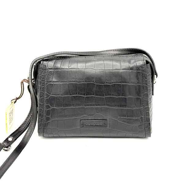 Gianni Conti Iris – Compacte Croco Schoudertas van Plantaardig Gelooid Leer

De Gianni Conti Iris-serie staat voor pure elegantie en tijdloze kwaliteit. Deze compacte schoudertas is gemaakt van hoogwaardig, plantaardig gelooid leer met een verfijnde croco print, en is afgewerkt met de herkenbare Gianni Conti voering – een stijlvolle combinatie van ambacht en functionaliteit.

Met een lange, verstelbare schouderband draag je deze tas precies zoals jij dat wilt: comfortabel crossbody of elegant over de schouder. Het slimme ontwerp met diverse vakken zorgt ervoor dat je essentials altijd overzichtelijk en veilig opgeborgen zijn.

Kenmerken:

Onderdeel van de Gianni Conti Iris-serie

Gemaakt van plantaardig gelooid leer met luxe croco structuur

Elegante, compacte vorm – perfect voor dagelijks gebruik of avondjes uit

Lange, verstelbare schouderband voor verschillende draagopties

Ritsvak aan de buitenzijde – snel en veilig toegang tot belangrijke items

Binnenin een ritsvak en een groot steekvak voor extra organisatie

Luxe Gianni Conti voering met hoogwaardige afwerking

Afmetingen:

Hoogte: 16 cm

Breedte: 22 cm

Diepte: 8 cm

Deze Gianni Conti croco tas is klein van formaat, maar groots in stijl en kwaliteit. Perfect voor de moderne vrouw die houdt van verfijning, duurzaamheid en een vleugje Italiaanse klasse.

Bestel vandaag nog en ervaar het vakmanschap van Gianni Conti.