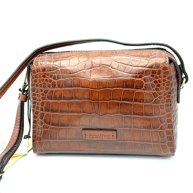 Gianni Conti Iris – Compacte Croco Schoudertas van Plantaardig Gelooid Leer

De Gianni Conti Iris-serie staat voor pure elegantie en tijdloze kwaliteit. Deze compacte schoudertas is gemaakt van hoogwaardig, plantaardig gelooid leer met een verfijnde croco print, en is afgewerkt met de herkenbare Gianni Conti voering – een stijlvolle combinatie van ambacht en functionaliteit.

Met een lange, verstelbare schouderband draag je deze tas precies zoals jij dat wilt: comfortabel crossbody of elegant over de schouder. Het slimme ontwerp met diverse vakken zorgt ervoor dat je essentials altijd overzichtelijk en veilig opgeborgen zijn.

Kenmerken:

Onderdeel van de Gianni Conti Iris-serie

Gemaakt van plantaardig gelooid leer met luxe croco structuur

Elegante, compacte vorm – perfect voor dagelijks gebruik of avondjes uit

Lange, verstelbare schouderband voor verschillende draagopties

Ritsvak aan de buitenzijde – snel en veilig toegang tot belangrijke items

Binnenin een ritsvak en een groot steekvak voor extra organisatie

Luxe Gianni Conti voering met hoogwaardige afwerking

Afmetingen:

Hoogte: 16 cm

Breedte: 22 cm

Diepte: 8 cm

Deze Gianni Conti croco tas is klein van formaat, maar groots in stijl en kwaliteit. Perfect voor de moderne vrouw die houdt van verfijning, duurzaamheid en een vleugje Italiaanse klasse.

Bestel vandaag nog en ervaar het vakmanschap van Gianni Conti.