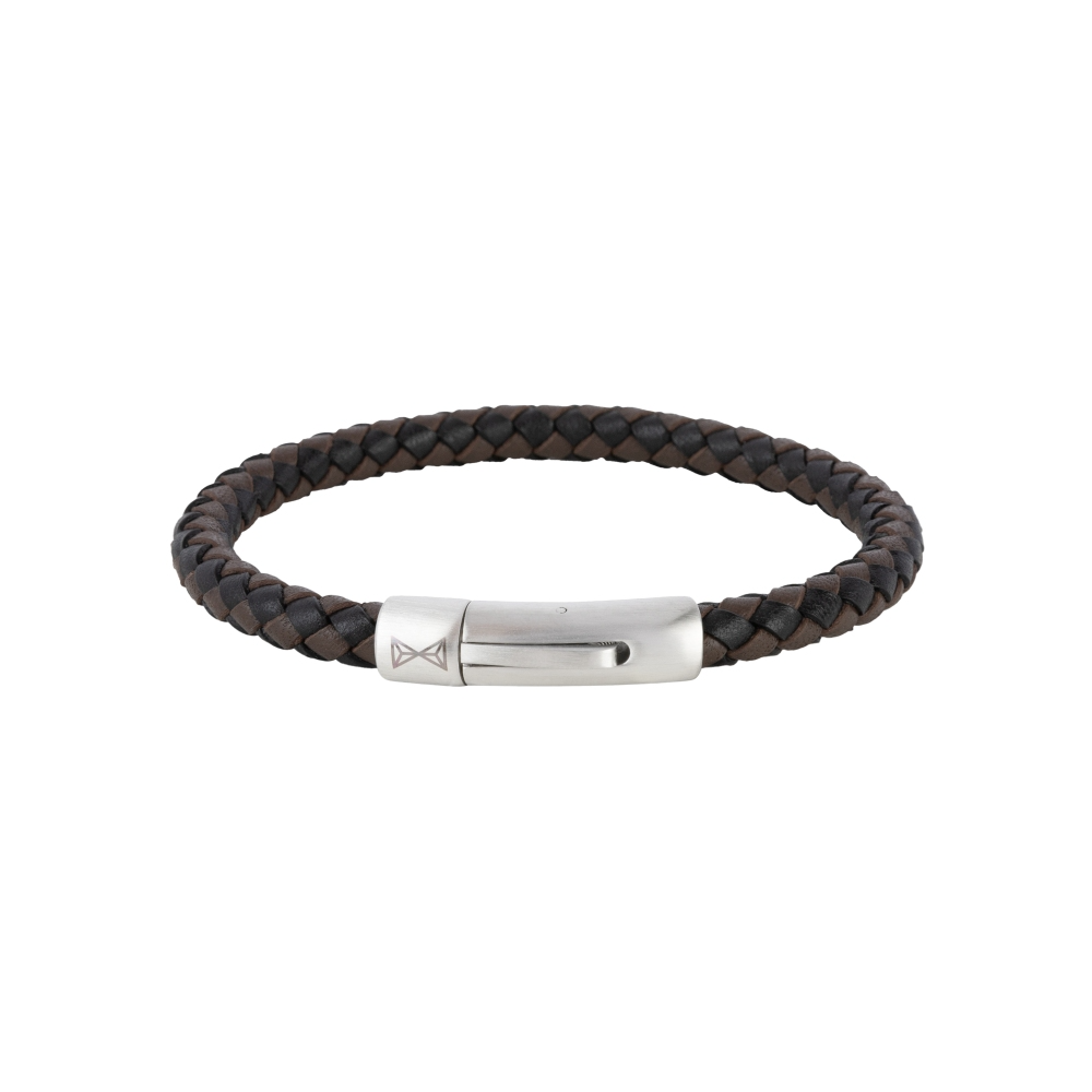 Dit tijdloze model heeft een eenvoudig gevlochten design. Glad, fijn leer dat mooier wordt met de tijd. Combineert perfect met uw horloge of andere Aze sieraden. Het ronde slot is gemaakt van staal en is eenvoudig te openen door het eenvoudige kliksysteem.