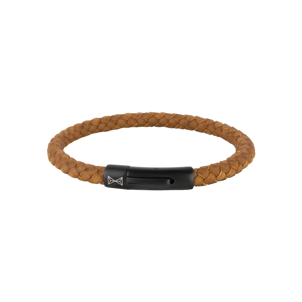 Dit tijdloze model heeft een eenvoudig gevlochten design. Glad, fijn leer dat mooier wordt met de tijd, ook in zwart leer. Combineert perfect met uw horloge of andere Aze sieraden. Het ronde slot is gemaakt van staal en is eenvoudig te openen door het eenvoudige kliksysteem.