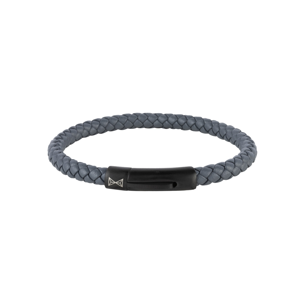 Dit tijdloze model heeft een eenvoudig gevlochten design. Glad, fijn leer dat mooier wordt met de tijd, ook in bruin leer. Combineert perfect met uw horloge of andere Aze sieraden. Het ronde slot is gemaakt van staal en is eenvoudig te openen door het eenvoudige kliksysteem.