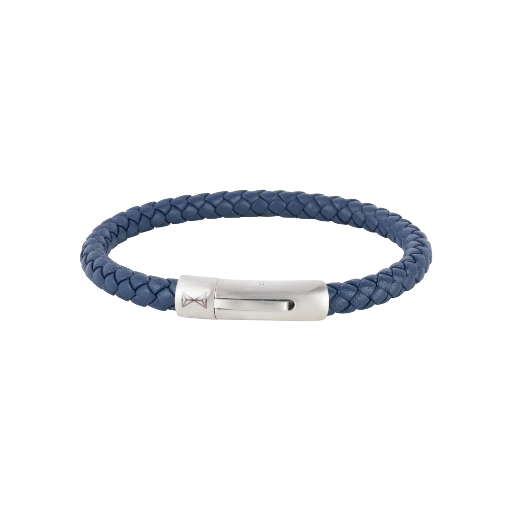 Dit tijdloze model heeft een eenvoudig gevlochten design. Glad, fijn leer dat mooier wordt met de tijd, ook in zwart leer. Combineert perfect met uw horloge of andere Aze sieraden. Het ronde slot is gemaakt van staal en is eenvoudig te openen door het eenvoudige kliksysteem.
