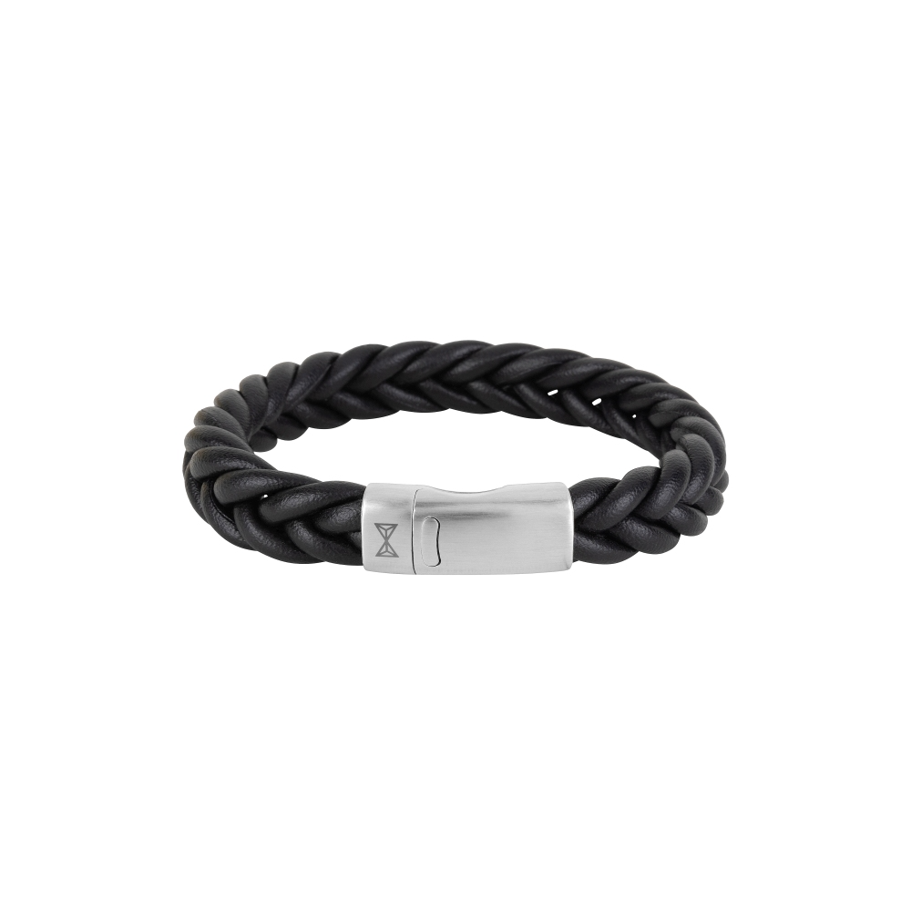 Dit sportieve model heeft een stoere gevlochten design. Glad, fijn leer dat mooier wordt met de tijd, ook in bruin leer. Combineert perfect met uw horloge of andere Aze sieraden. Het ronde slot is gemaakt van staal en is eenvoudig te openen door het eenvoudige magnetische systeem.
