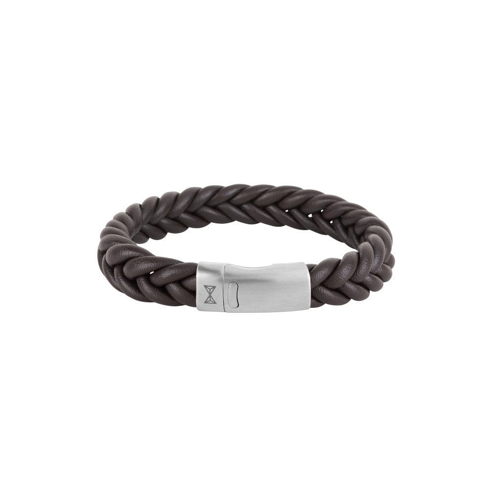 Dit sportieve model heeft een stoere gevlochten design. Glad, fijn leer dat mooier wordt met de tijd, ook in bruin leer. Combineert perfect met uw horloge of andere Aze sieraden. Het ronde slot is gemaakt van staal en is eenvoudig te openen door het eenvoudige magnetische systeem.
