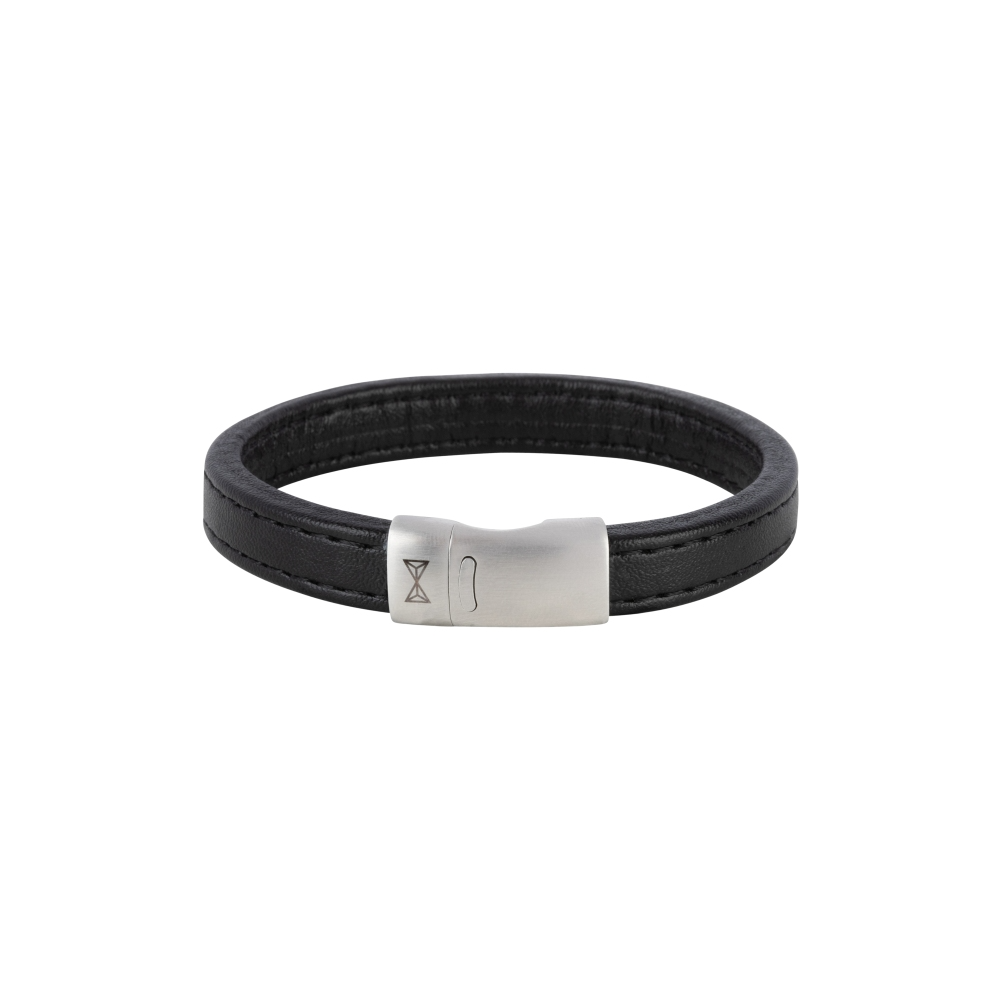 De Retro Wave armband is een mooie strakke lijn gemaakt van zacht leer. Door het stiksel aan de randen geeft het een nette maar sportieve look. De stalen sluiting heeft een stevig magnetisch slot, wat makkelijk om te doen is. 
