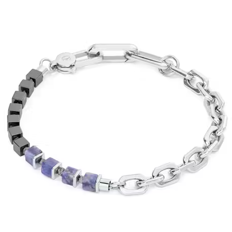 Opvallende armband Fusion Link Chain blue uit de You & Me Unisex collectie van COEUR DE LION in een a-symmetrisch ontwerp, waarin de iconische GeoCUBES gemaakt van glinsterend hematiet en expressief sodaliet gecombineerd worden met glanzend roestvrij stalen schakels om een nonchalante en elegante look te creëren. Een bijzonder hoogtepunt zijn de filigraan, grijszwarte fonkelende ruwe diamanten, die tussen de elementen zijn geplaatst en de armband laat glinsteren! Deze maken de armband echt uniek, omdat elke ruwe diamant zo mooi en uniek is als de natuur hem heeft gemaakt.

Dikte van de schakels is 0,6 cm, de individuele roestvrijstalen schakels in de sluiting kunnen worden verwijderd, waardoor de lengte van 19 tot 21 cm kan worden aangepast, zodat hij perfect om uw pols past. De armband Fusion Link Chain blue wordt geleverd in een sieradendoosje van COEUR DE LION, met echtheidscertificaatje.