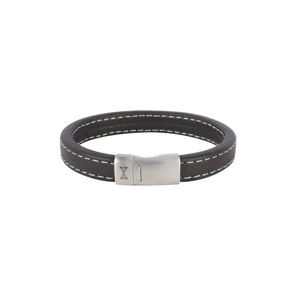 De Retro Wave armband van AZE Jewels is een mooie strakke lijn gemaakt van zacht leer. Door het stiksel aan de randen geeft het een nette maar sportieve look. De stalen sluiting heeft een stevig magnetisch slot, wat makkelijk om te doen is. 