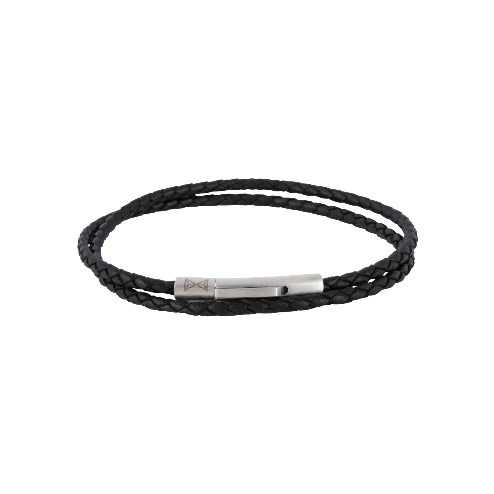 Verfijnde lange armband waarbij het lijkt alsof er twee stuks gedragen worden, gesteund door een sterk staal geborsteld slot. Gemaakt van hoogwaardig leer. Deze armband is perfect te combineren met andere Aze Jewels armbanden maar kan ook prima op zichzelf gedragen worden.