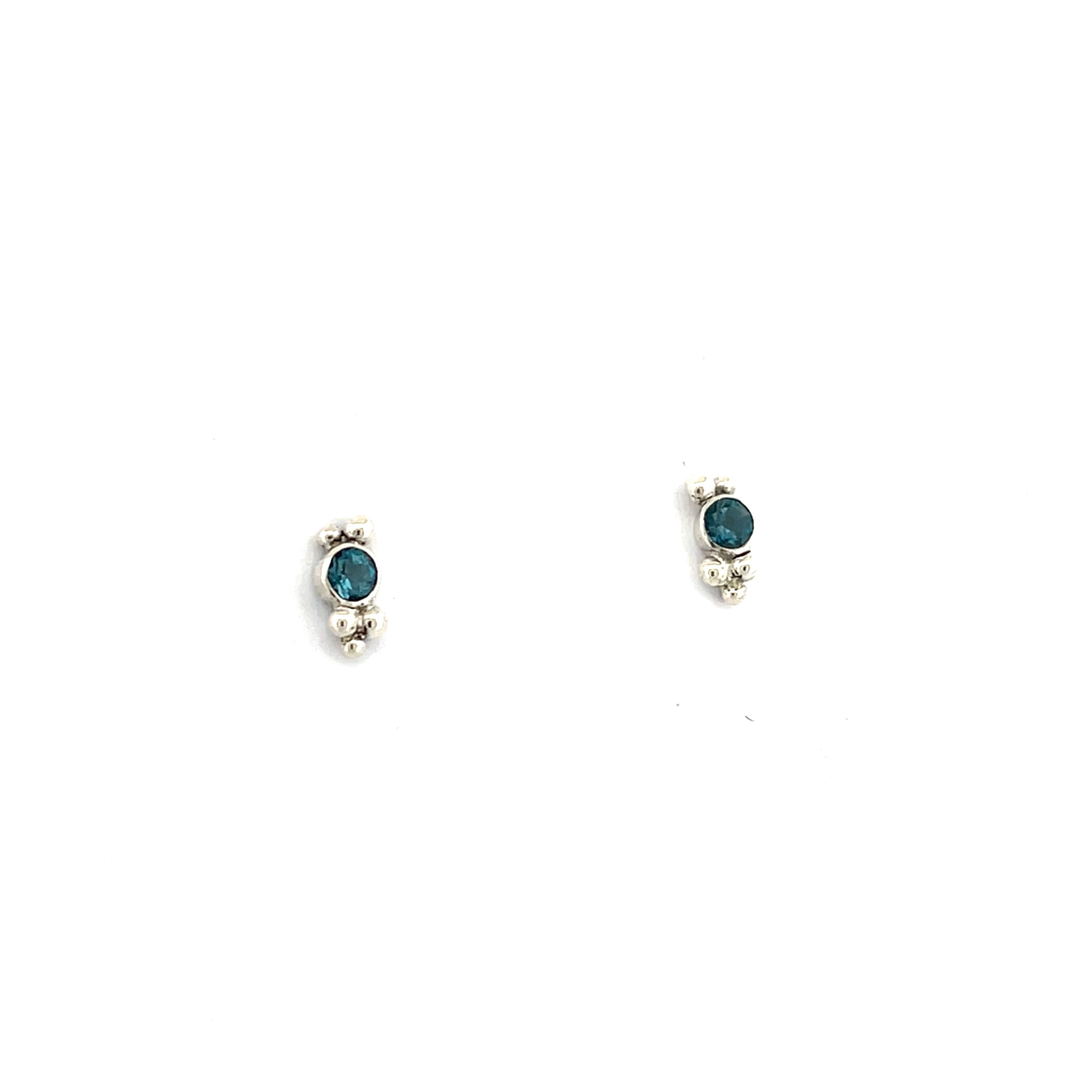 Het minimalistische design zorgt ervoor dat je deze oorstekers bij elke look kunt dragen. De prachtige topaas heeft een diepblauwe kleur. Door de zetting met de kleine bolletjes wordt dit sieraad een eyecatcher van jouw look. Deze oorstekers horen bij een set met hanger en een ring.

Maak een afspraak en kom deze sierlijke oorstekers passen! Of bestel ze gelijk, dan sturen we deze mooi verpakt naar je toe.