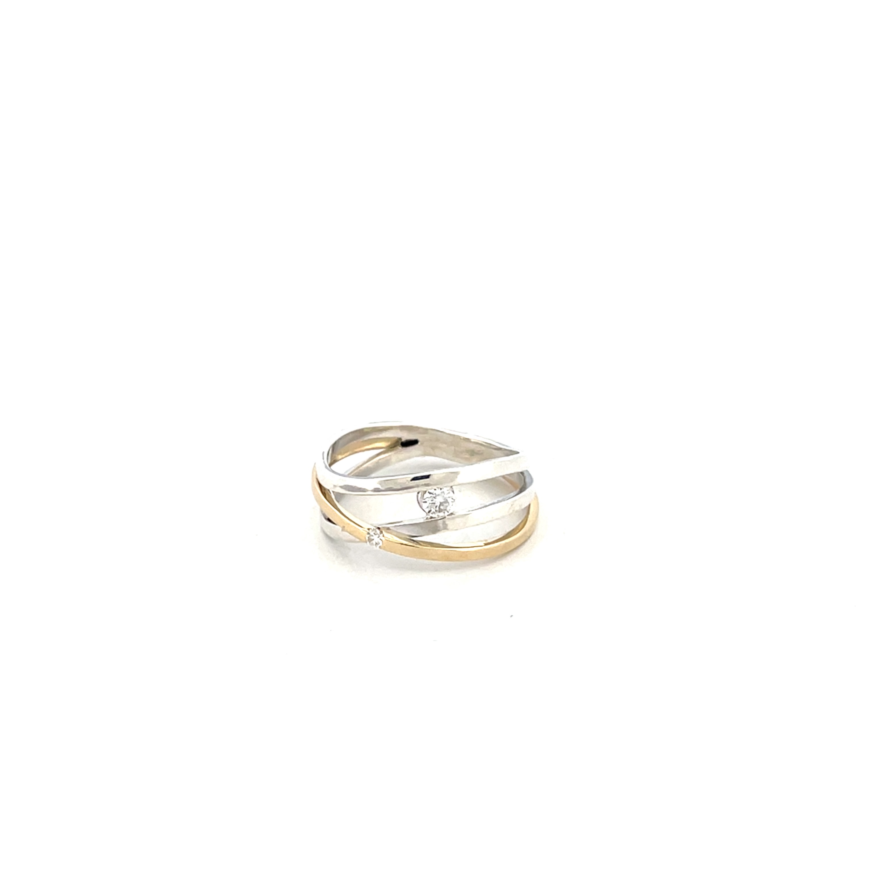 Deze sierlijke en toch stoere ring van zilver en goud met moissanite zal je prachtig staan. 

Sierlijke verfijnde draden laten deze ontwerpen voor zichzelf spreken. Met een letterlijke twist zijn deze sieraden goed draagbaar en makkelijk te combineren. Een energieke wikkel van sierlijkheid die jou laat stralen. Elk sieraad wordt met de hand gemaakt in ons eigen atelier en ontstaat spontaan op gevoel. Jouw Twist is dus altijd uniek.

Maak een afspraak en kom deze ring passen! Of bestel haar gelijk, dan sturen we deze mooi verpakt naar je toe.