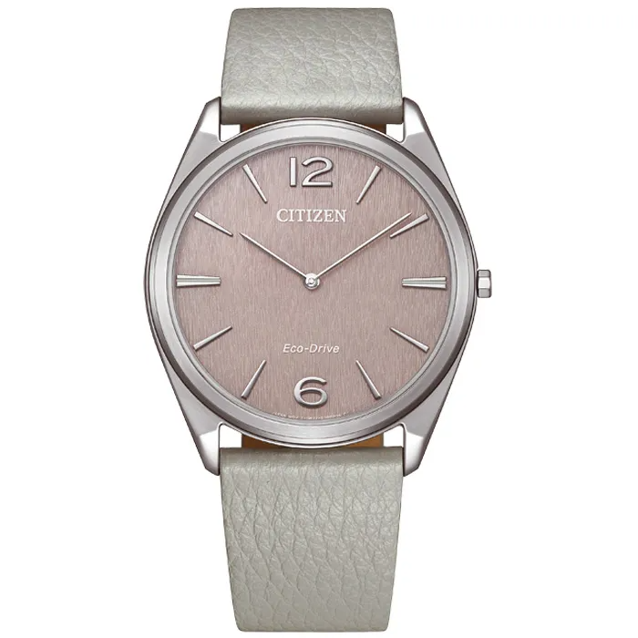 Dit Citizen horloge heeft een kast gemaakt van Roestvrijstaal met een diameter van 38.4 mm en is voorzien van een leren band. In de kast bevindt zich een Citizen kwaliteitsuurwerk en is afgewerkt met Saffierglas.

Het horloge is 5ATM. Dit betekent dat het horloge geschikt is om mee te douchen. Verder wordt het horloge geleverd met 2 jaar garantie.