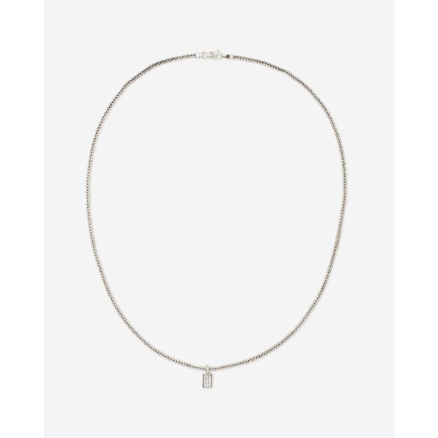 De Barbara XS-halsketting, met de iconische Barbara-schakel, is een tijdloze toevoeging aan onze collectie. Dit ontwerp, met zijn kenmerkende vierkante schakelpatroon, combineert kracht met subtiliteit en elegantie met robuustheid. Elke schakel van deze ketting is vol passie met de hand in elkaar gewoven tot een krachtige ketting. Dit getuigt van het pure vakmanschap waar we bekend om staan. Deze zilveren ketting, beschikbaar in een lengte van 50 of 60 CM, is een sieraad dat voor verbinding staat en dat je met trots zult dragen. Welk bijzonder verhaal vertel jij met deze zilveren ketting?