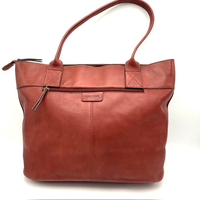 Ruime Shopper met Rits – Praktisch, Stijlvol en Verkrijgbaar in Diverse Kleuren

Deze ruime shopper is de perfecte combinatie van functionaliteit en stijl. Gemaakt voor dagelijks gebruik, maar met een elegante uitstraling die moeiteloos past bij elke outfit. Dankzij de slimme indeling en de meerdere draagopties is deze tas ideaal voor werk, shoppen of een dagje uit.

De tas is voorzien van een lange, afneembare en verstelbare schouderriem, waardoor je hem zowel in de hand als comfortabel over de schouder kunt dragen. De buitenzijde is aan zowel de voor- als achterkant uitgerust met een handig ritsvak voor snelle toegang tot je essentials.

Kenmerken:

Verkrijgbaar in diverse trendy kleuren

Ruim hoofdvak met toprits voor optimale veiligheid

Binnenin: twee steekvakken en een ritsvak voor organisatie

Voor- én achterzijde met extra ritsvak aan de buitenkant

Lange, verstelbare en afneembare schouderriem voor veelzijdig gebruik

Stevig en stijlvol ontwerp – perfect voor dagelijks gebruik

Afmetingen:

Hoogte: 28 cm

Breedte: 32 cm

Diepte: 14 cm

Of je nu naar kantoor gaat, een dagje gaat winkelen of op reis bent – met deze praktische shopper heb je alles binnen handbereik én zie je er stijlvol uit.

Bestel nu jouw favoriete kleur en ervaar het gemak van een goed georganiseerde tas!