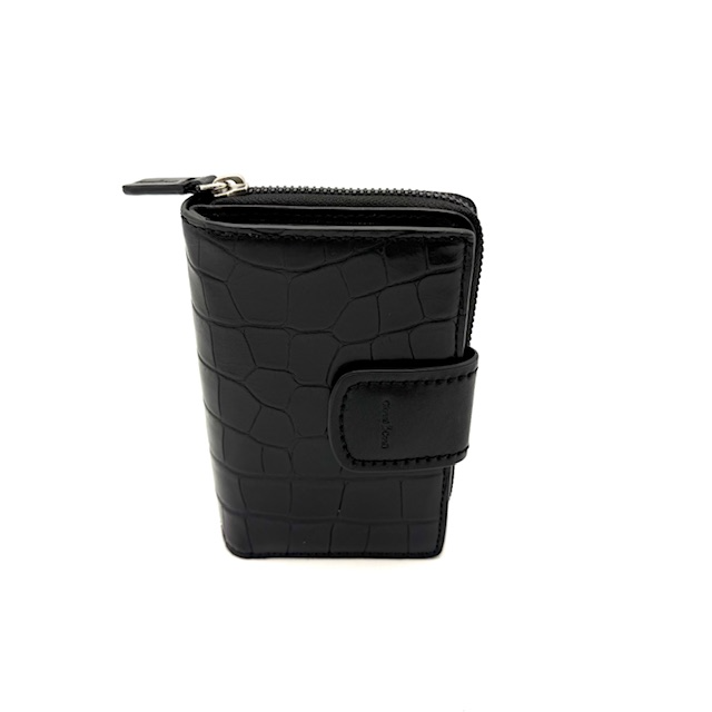 Gianni Conti Portemonnee – Luxe Croco Print & Slimme Indeling

Deze stijlvolle leren portemonnee van Gianni Conti is uitgevoerd in een prachtige croco print en straalt pure elegantie en vakmanschap uit. Niet alleen een eyecatcher, maar ook een functioneel accessoire voor dagelijks gebruik. Dankzij de slimme indeling heb je al je pasjes, biljetten, bonnetjes én muntgeld overzichtelijk bij de hand.

Perfect voor de moderne vrouw die houdt van stijl, kwaliteit en praktisch gemak.

Kenmerken:

Hoogwaardige afwerking in luxe croco print

10 vakjes voor pasjes, waarvan 1 met transparant venster (ideaal voor ID of OV-kaart)

Twee ruime steekvakken voor bonnetjes of documenten

Twee biljetvakken voor briefgeld

Ruim ritsvak voor muntgeld

Compact, maar ruim van binnen – past gemakkelijk in elke handtas

Afmetingen:

Hoogte: 15 cm

Breedte: 10 cm

Diepte: 3,5 cm

Met deze Gianni Conti damesportemonnee kies je voor een perfecte balans tussen stijlvolle uitstraling en praktische indeling. Combineer hem met een bijpassende leren tas uit de Gianni Conti collectie voor een elegante set.

Bestel vandaag nog en ervaar het verschil van Italiaans design en tijdloze klasse.