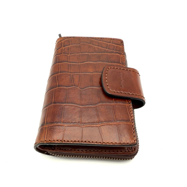 Gianni Conti Portemonnee – Luxe Croco Print & Slimme Indeling

Deze stijlvolle leren portemonnee van Gianni Conti is uitgevoerd in een prachtige croco print en straalt pure elegantie en vakmanschap uit. Niet alleen een eyecatcher, maar ook een functioneel accessoire voor dagelijks gebruik. Dankzij de slimme indeling heb je al je pasjes, biljetten, bonnetjes én muntgeld overzichtelijk bij de hand.

Perfect voor de moderne vrouw die houdt van stijl, kwaliteit en praktisch gemak.

Kenmerken:

Hoogwaardige afwerking in luxe croco print

10 vakjes voor pasjes, waarvan 1 met transparant venster (ideaal voor ID of OV-kaart)

Twee ruime steekvakken voor bonnetjes of documenten

Twee biljetvakken voor briefgeld

Ruim ritsvak voor muntgeld

Compact, maar ruim van binnen – past gemakkelijk in elke handtas

Afmetingen:

Hoogte: 15 cm

Breedte: 10 cm

Diepte: 3,5 cm

Met deze Gianni Conti damesportemonnee kies je voor een perfecte balans tussen stijlvolle uitstraling en praktische indeling. Combineer hem met een bijpassende leren tas uit de Gianni Conti collectie voor een elegante set.

Bestel vandaag nog en ervaar het verschil van Italiaans design en tijdloze klasse.