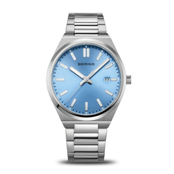  Koele helderheid in zilver en blauw  Dit herenhorloge uit de BERING Classic collectie combineert minimalistisch design met krachtige details. De kast van gepolijst zilverkleurig roestvrij staal (39 mm breed, 45 mm lang, 6 mm hoog) omlijst een levendige blauwe sunray-wijzerplaat die elegant verandert met het licht. Strakke indexen en een datumweergave op drie uur versterken de overzichtelijke uitstraling.  Vlak, krasbestendig saffierglas biedt duurzame bescherming, terwijl de solide roestvrijstalen band (18 mm breed, 166 mm lang) met vouwsluiting comfort en zekerheid garandeert. Het nauwkeurige quartz uurwerk zorgt voor betrouwbare prestaties.  Met een waterdichtheid tot 5 ATM is dit horloge een stevige metgezel voor elke dag &ndash; minimalistisch, stijlvol en ge&iuml;nspireerd door Arctische helderheid. 