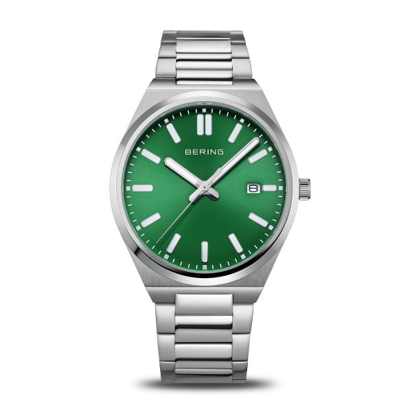  Fris, strak en vol karakter &ndash; dit herenhorloge uit de BERING Classic-collectie combineert tijdloos Scandinavisch design met een moderne kleuraccent die meteen de aandacht trekt. De intens groene sunray-wijzerplaat speelt elegant met het licht en vormt een opvallend contrast met de glanzend zilverkleurige roestvrijstalen kast. De duidelijke, opgelegde uurmarkeringen en krachtige wijzers geven het horloge een zelfverzekerde uitstraling &ndash; zonder opdringerig te zijn.  Met een hoogte van slechts 6 mm is dit een van de slankste modellen in de collectie, wat zorgt voor een bijzonder licht en comfortabel draaggevoel. Het platte, krasbestendige saffierglas beschermt de wijzerplaat, terwijl het precieze quartz uurwerk binnenin zorgt voor een betrouwbare tijdweergave. Een subtiele datumaanduiding op drie uur maakt het functionele ontwerp op elegante wijze compleet.  Dankzij de waterdichtheid van 5 ATM en de hoogwaardige roestvrijstalen band met een veilige vouwsluiting is dit horloge de ideale metgezel voor dagelijks gebruik, op kantoor of bij speciale gelegenheden. 