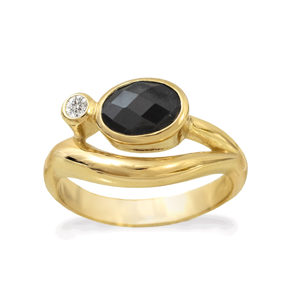 Rabinovich ring Blushing. Deze vergulde ring is versierd met een 8 x 6 mm zwarte spinel en een 2,5 mm zirkonia.