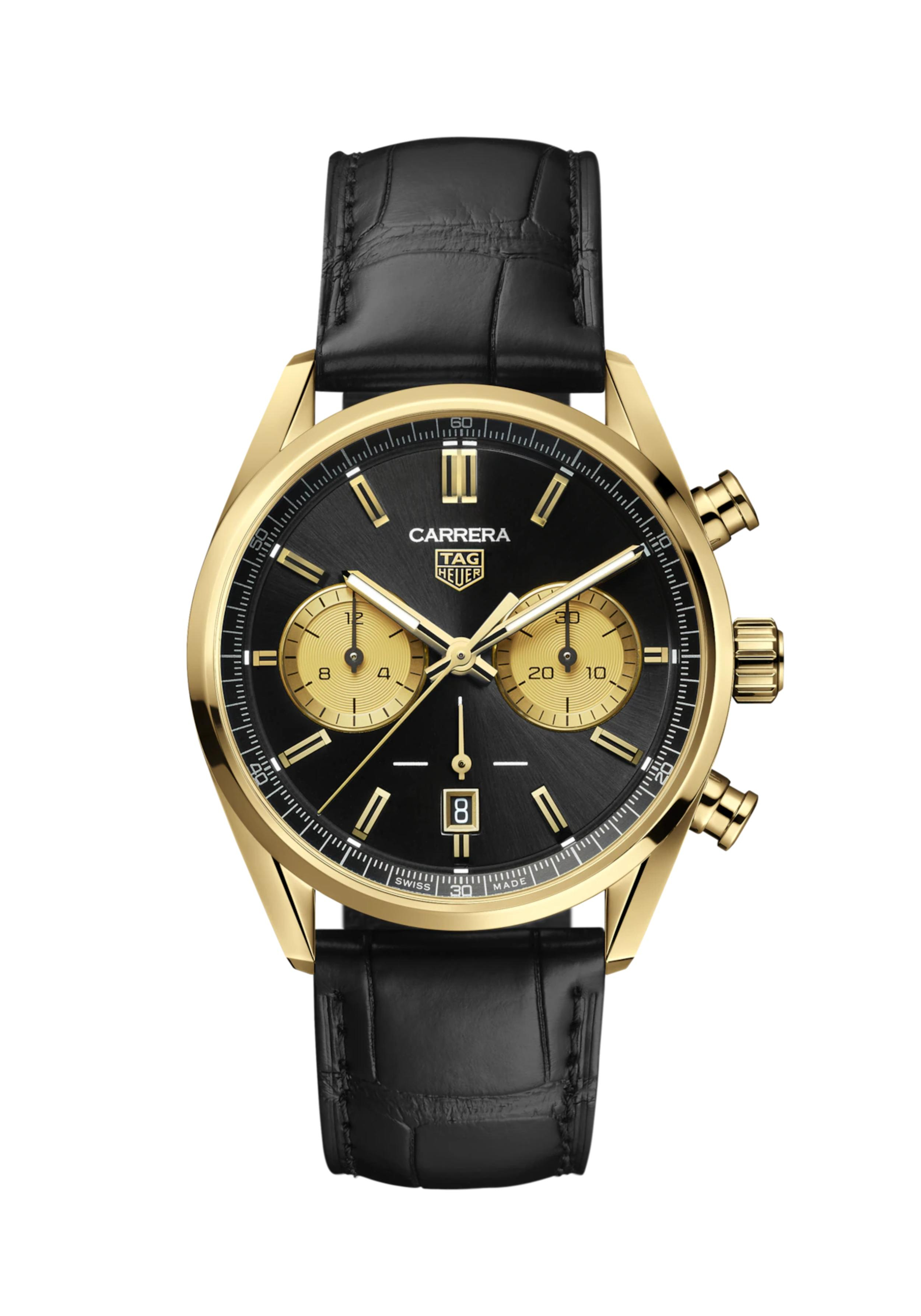 Dit TAG Heuer horloge behoort tot de Carrera collectie.
Referentienummer: CBN2044.FC8313

Deze TAG Heuer Carrera Chronograaf, uitgevoerd in prachtig zwart en 18-karaats 3N geelgoud, is geïnspireerd op een iconische racekleurstelling en versterkt de connectie van de collectie met de autosport.

Geïnspireerd door de legendarische ontwerpen van het Maison, zoals een omgekeerde versie van de beroemde Heuer referentie 1158 CHN, overwint deze 42 mm chronograaf van 18-karaats 3N geelgoud elke uitdaging met stijl.

De zwarte sunray geborstelde wijzerplaat krijgt een opvallend luxe tintje met de chronograaftellers, uurmarkeringen en wijzers van 18K 3N verguld geel goud.