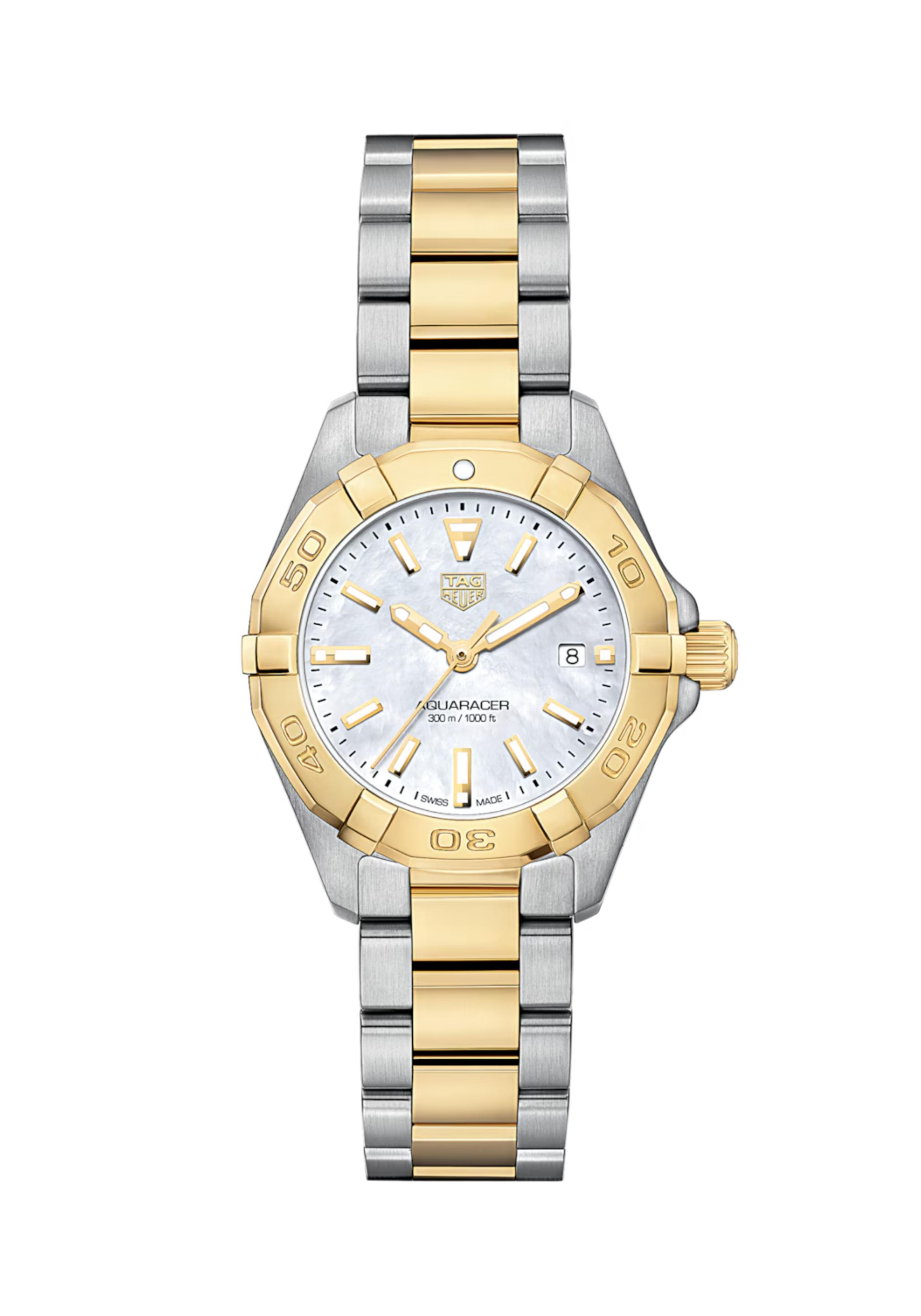 Dit TAG Heuer horloge behoort tot de Aquaracer collectie.
Referentienummer: WBD1420.BB0321

Maak een entree met deze oogverblindende combinatie van staal en goud. Met een discrete afmeting van 27 mm heeft het een 18-karaats vergulde, unidirectioneel draaiende lunette en een geschroefde kroon op 3 uur. De wijzerplaat is van wit parelmoer. Het horloge is quartz-aangedreven en waterbestendig tot 300 meter. Het sluit nauw aan op de pols dankzij een band van verguld goud en afwisselend afgewerkt roestvrij staal. Een uniek horloge dat functionaliteit en comfort combineert.

Uw TAG Heuer horloge is 24 maanden na aankoop beschermd onder fabricage garantie. De duur van de garantieperiode van 2 jaar kan worden verlengd naar 5 jaar. Om dit te doen, nodigen wij u uit om een account aan te maken of in te loggen op uw MyTAGHeuer online account en vervolgens uw horloge te registreren. U ontvangt dan een gratis garantieverlenging van 3 jaar.