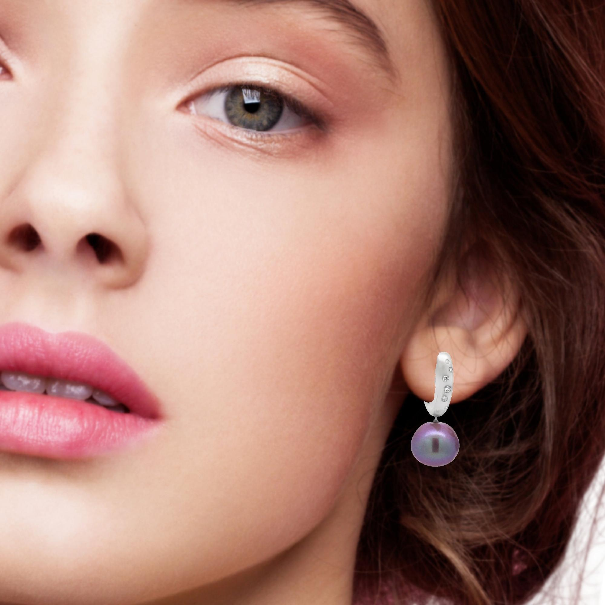 Diese Klappcreolen in Platin 950 sind elegante und zugleich täglich tragbare Ohrringe, die aus erstklassigen Materialien gefertigt sind. Sie enthalten funkelnde Brillanten und eine hochwertige Ming-Perle, was ihnen einen luxuriösen Touch verleiht. Die Perlen sind austauschbar, da sie mit einer ausgeklügelten Bajonettechnik ein- und ausgehängt werden können. Im eingehängten Zustand können die Perlen frei pendeln! Diese Ohrringe sind ideal, um jedem Outfit einen Hauch von Eleganz zu verleihen. Am besten werden sie zu festlichen Anlässen oder stilvollen Abendveranstaltungen getragen.