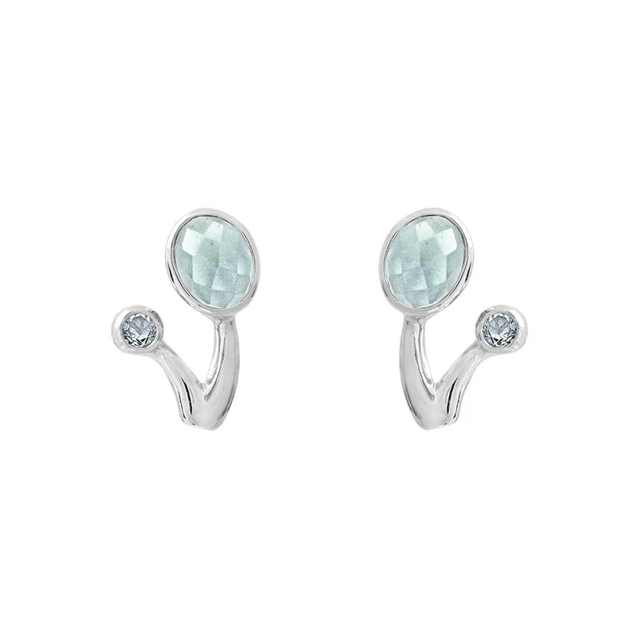 Deze sterling zilveren oorknoppen bevatten beide een 5 x 4 mm blauwe kwarts en een 2 mm ronde blauwe topaas.