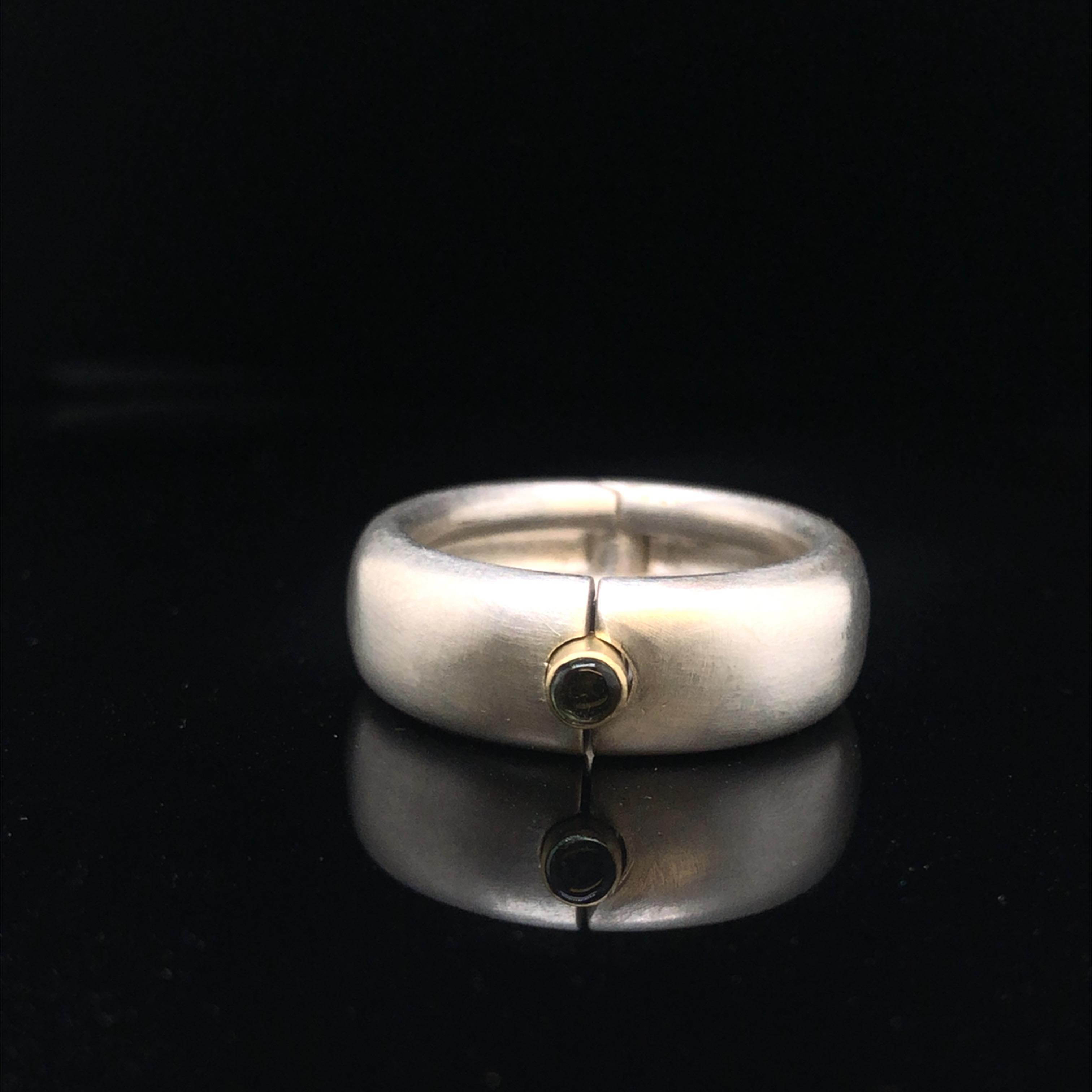 Diese spezielle Ringform eignet sich hervorragend für Finger mit verdickten Gelenken. Wir messen ihr Sollmaß hinter dem Gelenk, der Ring wird entsprechend gefertigt und sitzt hier angegossen. Ring wie abgebildet in Silber und Gold 750, ein Turmalin. Auf wünsch wird der Ring auch in Gold 750 oder Weißgold gefertigt, gerne auch mit Ihrem Stein. Sprechen Sie uns an!
