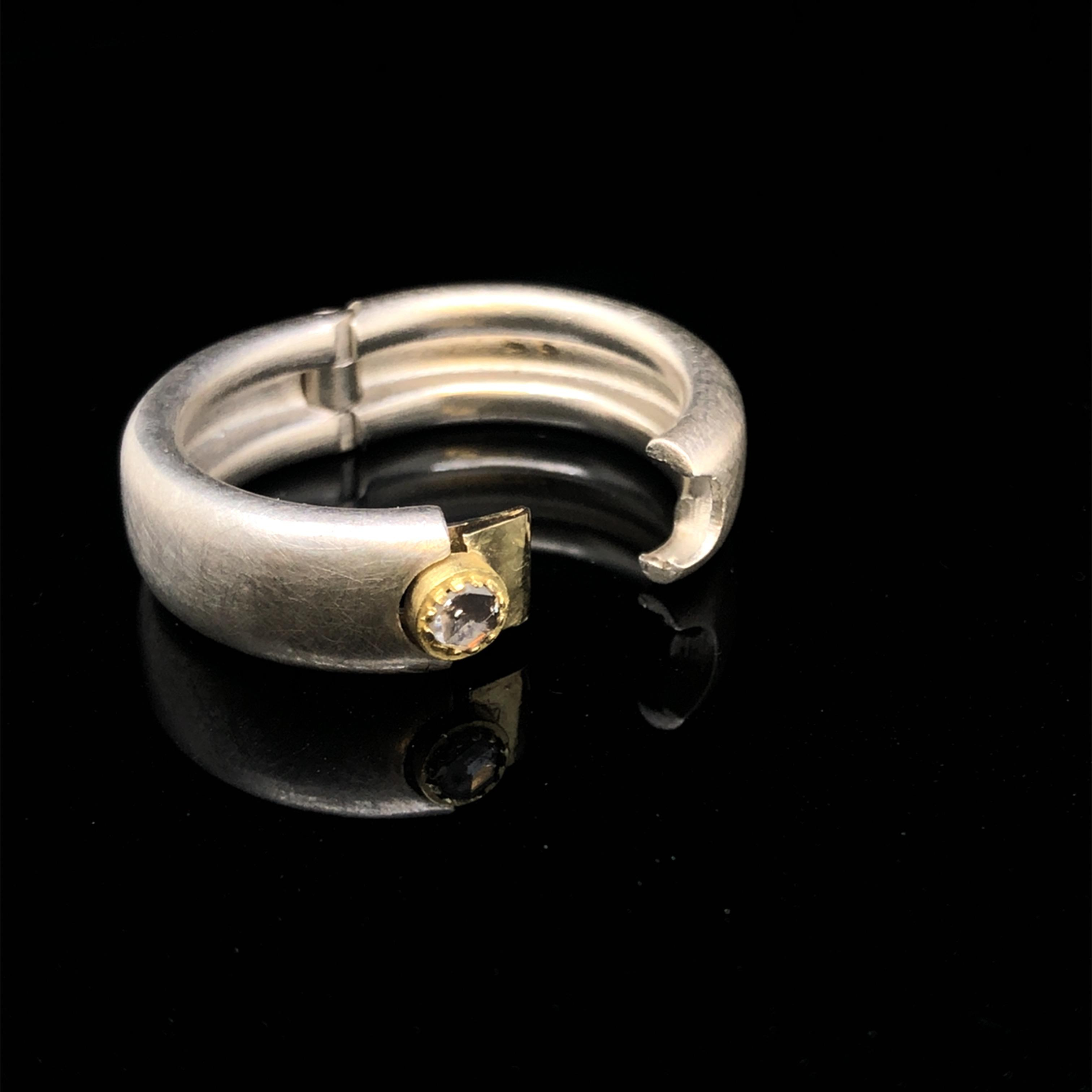 Diese spezielle Ringform eignet sich hervorragend für Finger mit verdickten Gelenken. Wir messen ihr Sollmaß hinter dem Gelenk, der Ring wird entsprechend gefertigt und sitzt hier angegossen. Ring wie abgebildet in Silber und Gold 750, ein Turmalin. Auf wünsch wird der Ring auch in Gold 750 oder Weißgold gefertigt, gerne auch mit Ihrem Stein. Sprechen Sie uns an!