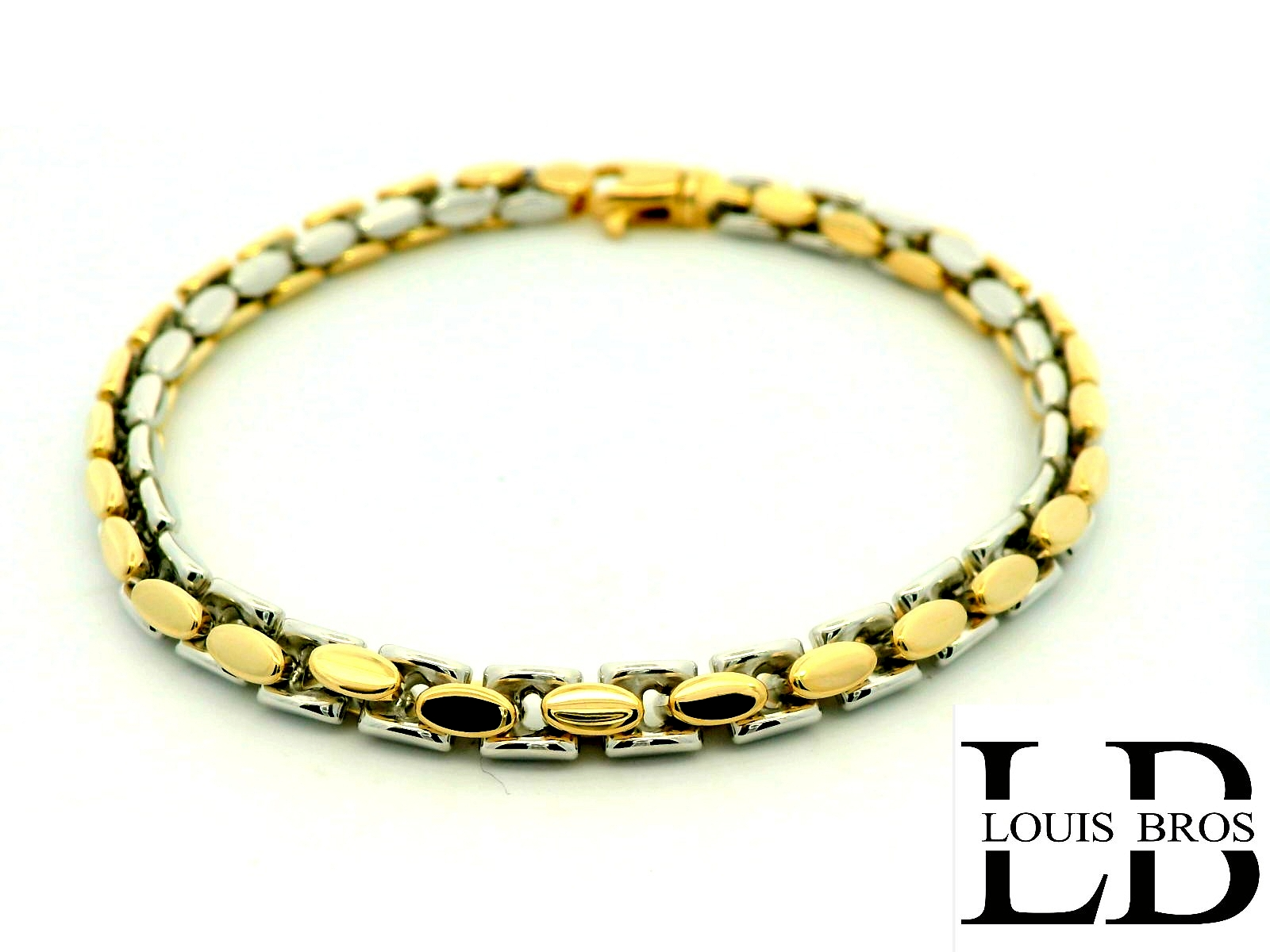 Deze elegante damesarmband is vervaardigd uit 14 karaat bicolor goud (12.83 gr) en combineert op subtiele wijze de warme glans van geelgoud met de verfijnde schittering van witgoud. Het chique en tijdloze design maakt dit sieraad tot een echte klassieker die moeiteloos bij elke gelegenheid gedragen kan worden. Een armband die elegantie en stijl uitstraalt en generaties lang zijn schoonheid behoudt.
De armband is verkrijgbaar in verschillende lengtes.