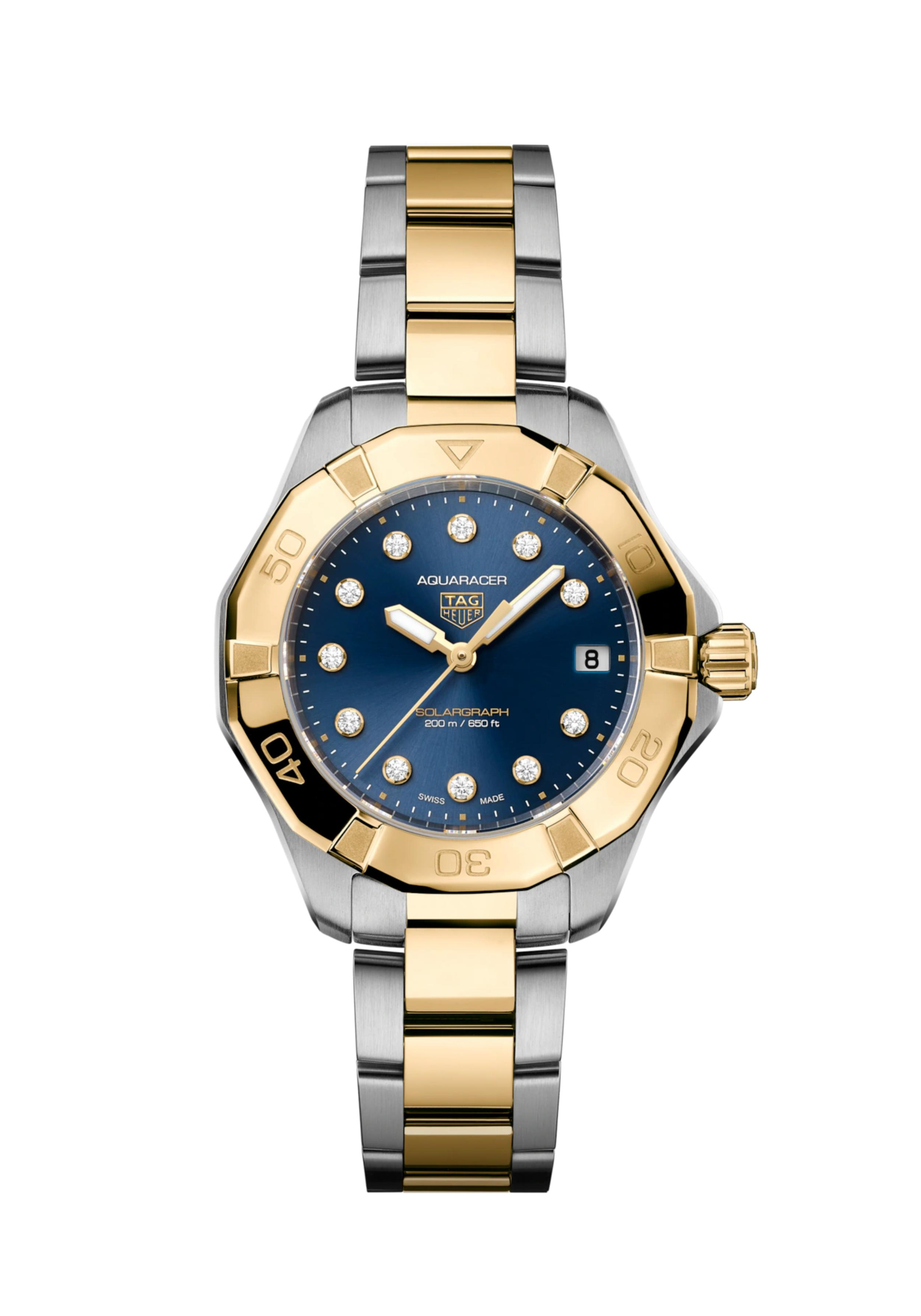 De TAG Heuer Aquaracer Professional 200 Solargraph WBP1323.BB0004 combineert elegantie en veerkracht in een opvallend tweekleurig ontwerp van gepolijst staal en 18-karaats 2N geelgoud. Dankzij de Solargraph-technologie is dit verfijnde horloge klaar voor elke reis, van stedelijke omgevingen tot de diepten van de wildernis.

De blauwe, geborstelde Sunray-wijzerplaat contrasteert prachtig met de schittering van de 18-karaats 2N geelgouden elementen. Omlijst door een vergulde lunette en versierd met 11 glinsterende diamanten indexen, creëren de levendige tinten en gepolijste materialen van de wijzerplaat een gedurfde, opvallende uitstraling.

De 34mm kast is gevat in fijn geborsteld staal en 18K 2N geelgoud en is ontworpen om de elementen te weerstaan, met een unidirectionele bezel en een waterbestendigheid tot 200 meter.

Aangedreven door het geavanceerde Solargraph-uurwerk, zet dit horloge natuurlijk en kunstlicht om in energie. Een volledige lading biedt tot 10 maanden autonomie, zelfs in volledige duisternis. De solar quartz-technologie garandeert precisie en onafhankelijkheid, waardoor dit horloge een ideale metgezel is voor elk avontuur.

Uw TAG Heuer horloge is 24 maanden na aankoop beschermd onder fabricage garantie. De duur van de garantieperiode van 2 jaar kan worden verlengd naar 5 jaar. Om dit te doen, nodigen wij u uit om een account aan te maken of in te loggen op uw MyTAGHeuer online account en vervolgens uw horloge te registreren. U ontvangt dan een gratis garantieverlenging van 3 jaar.