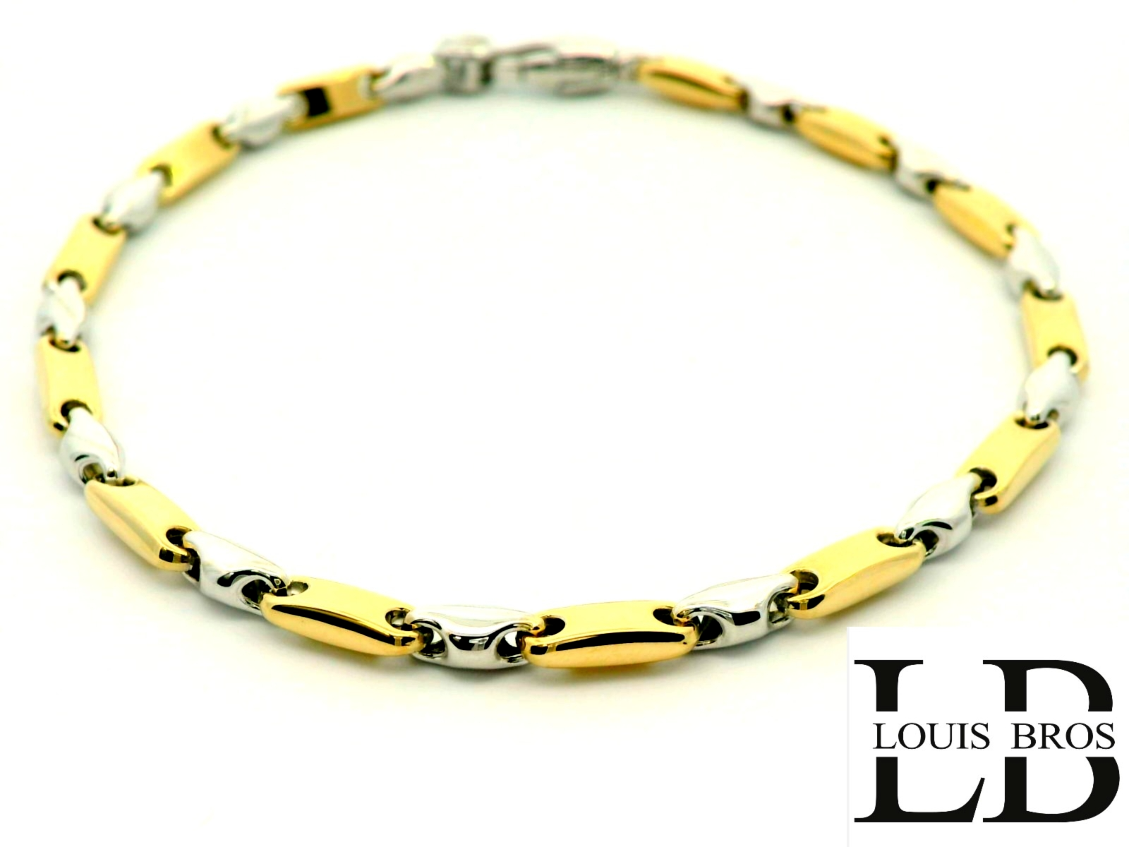 Deze prachtige armband is vervaardigd uit 14 karaat geel- en witgoud (5.64 gr) en straalt pure elegantie uit. Het verfijnde bicolor design geeft een moderne twist aan een klassiek sieraad, waardoor het zowel stijlvol als veelzijdig is.

De armband heeft een tijdloze uitstraling en kan moeiteloos gecombineerd worden met andere sieraden, zowel voor een alledaagse look als voor speciale gelegenheden. Dankzij de subtiele schittering en het luxueuze design is dit een must-have accessoire voor elke vrouw die houdt van chic en verfijnd.

Een sieraad dat niet alleen vandaag, maar ook in de toekomst zijn schoonheid behoudt – een blijvend symbool van klasse en elegantie.
De armband is verkrijgbaar in verschillende lengtes.