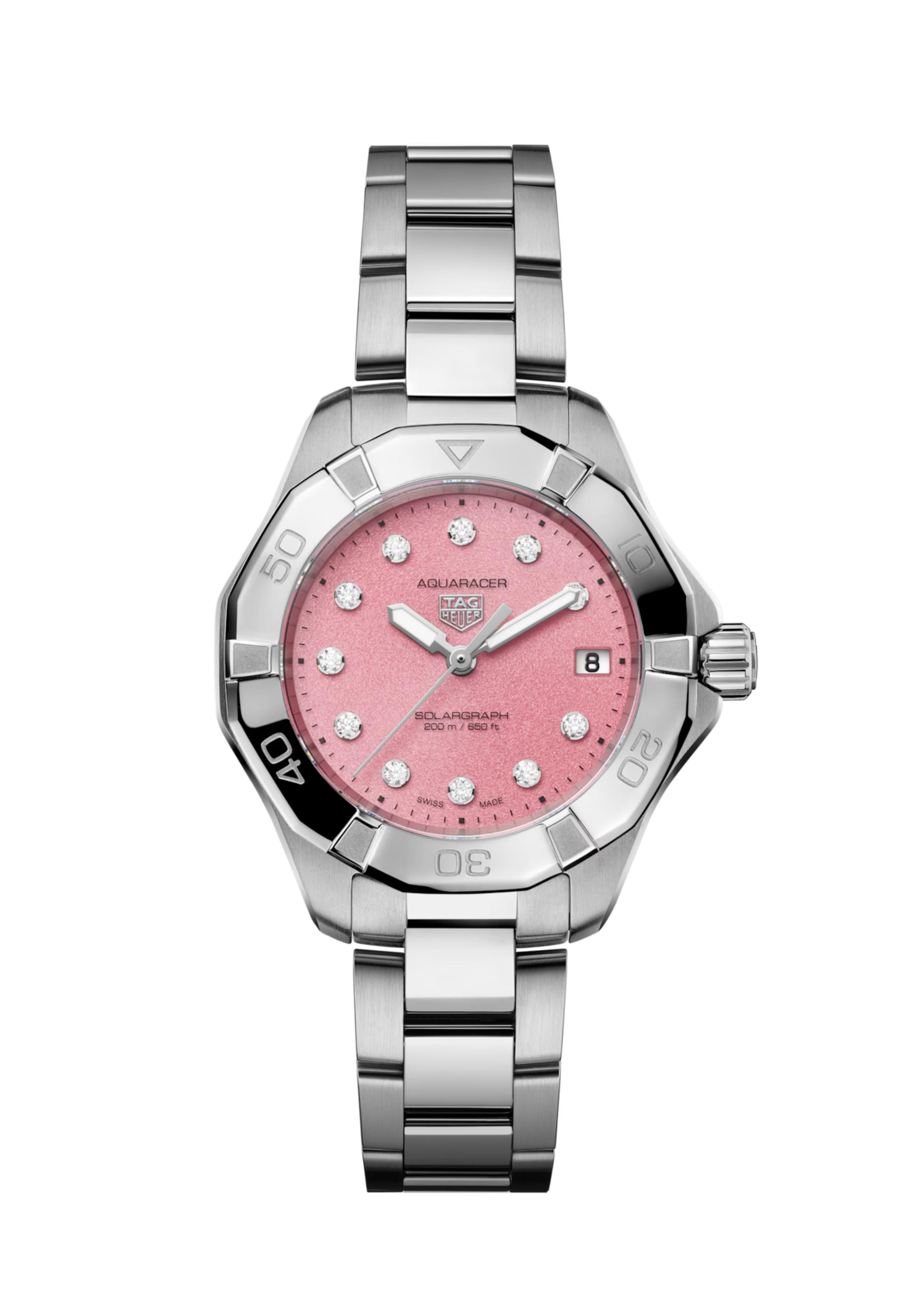 Dit TAG Heuer horloge behoort tot de Aquaracer collectie.
Referentienummer: WBP1318.BA0005

De TAG Heuer Aquaracer Professional 200 Solargraph combineert elegantie en prestaties en biedt een verfijnde versie van het veelzijdige gereedschapshorloge van Maison. De roze wijzerplaat met diamanten indexen roept de etherische schoonheid van het noorderlicht op en viert de verkenning in stijl.

De opvallende roze wijzerplaat, geaccentueerd door 11 diamanten indexen, weerspiegelt de glinsterende tinten van natuurlijke lichtverschijnselen aan de verste randen van de aarde. Rhodium-geplateerde wijzers met witte Super-LumiNova® voegen helderheid en helderheid toe, waardoor leesbaarheid onder alle omstandigheden wordt gegarandeerd.

De 34 mm kast is vervaardigd van fijn geborsteld roestvrij staal en voorzien van een unidirectioneel draaiende lunette met iconische historische rijders. De kern ervan is het Solargraph-uurwerk, dat licht van elke natuurlijke of kunstmatige bron omzet in energie, waardoor het niet nodig is om regelmatig de batterij te vervangen. Een paar uur licht zorgt voor maandenlange precisie.

Uw TAG Heuer horloge is 24 maanden na aankoop beschermd onder fabricage garantie. De duur van de garantieperiode van 2 jaar kan worden verlengd naar 5 jaar. Om dit te doen, nodigen wij u uit om een account aan te maken of in te loggen op uw MyTAGHeuer online account en vervolgens uw horloge te registreren. U ontvangt dan een gratis garantieverlenging van 3 jaar.