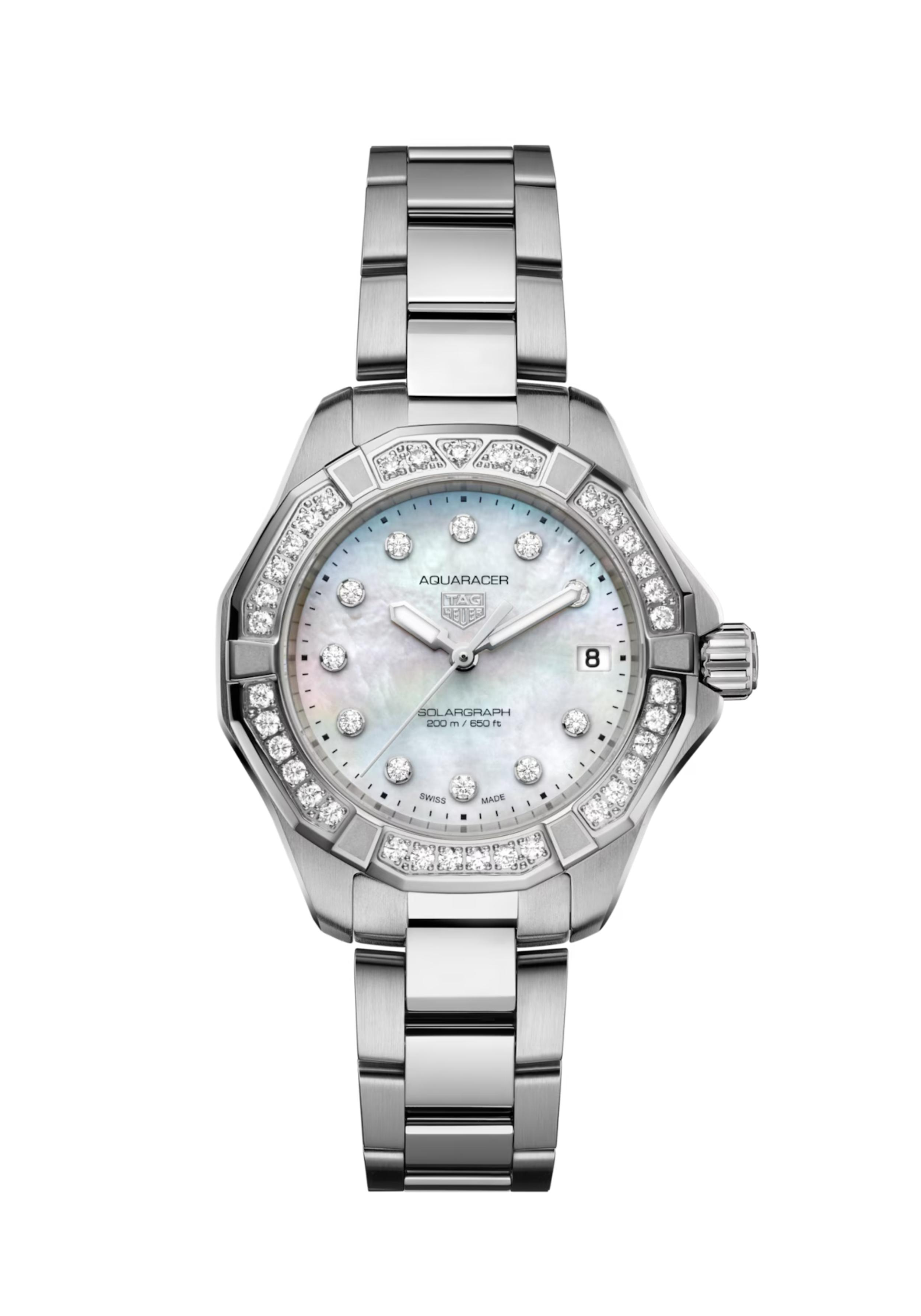 Dit TAG Heuer horloge behoort tot de Aquaracer Professional 200 collectie.
Referentienummer: WBP1314.BA0005

Omarm de allure van het noorderlicht met deze TAG Heuer Aquaracer, uitgerust met een Solargraph uurwerk. Een veelzijdig hulpmiddel dat is ontworpen om de meest uitdagende outdoor-activiteiten te weerstaan en tegelijkertijd elegant is aangepast aan stedelijke slijtage. Het is de beste bondgenoot van elke moderne avonturier.

De parelmoer geborstelde wijzerplaat is versierd met diamanten indexen en gerhodineerde wijzers, gevuld met witte Super-LumiNova® voor optimale leesbaarheid - en een zilverkleurige secondewijzer met Super-LumiNova®. Bijkomend is de besel nog eens prachtig versierd met echte diamanten.

Gehuisvest in een stalen kast van 34 mm en beveiligd met een gepolijste stalen band, kan hij de zwaarste avonturen doorstaan.

De gepolijste, fijngeborstelde stalen armband is voorzien van een stalen vouwsluiting met dubbele veiligheidsdrukknoppen, die betrouwbaarheid tijdens al uw reizen garanderen.


Uw TAG Heuer horloge is 24 maanden na aankoop beschermd onder fabricage garantie. De duur van de garantieperiode van 2 jaar kan worden verlengd naar 5 jaar. Om dit te doen, nodigen wij u uit om een account aan te maken of in te loggen op uw MyTAGHeuer online account en vervolgens uw horloge te registreren. U ontvangt dan een gratis garantieverlenging van 3 jaar.