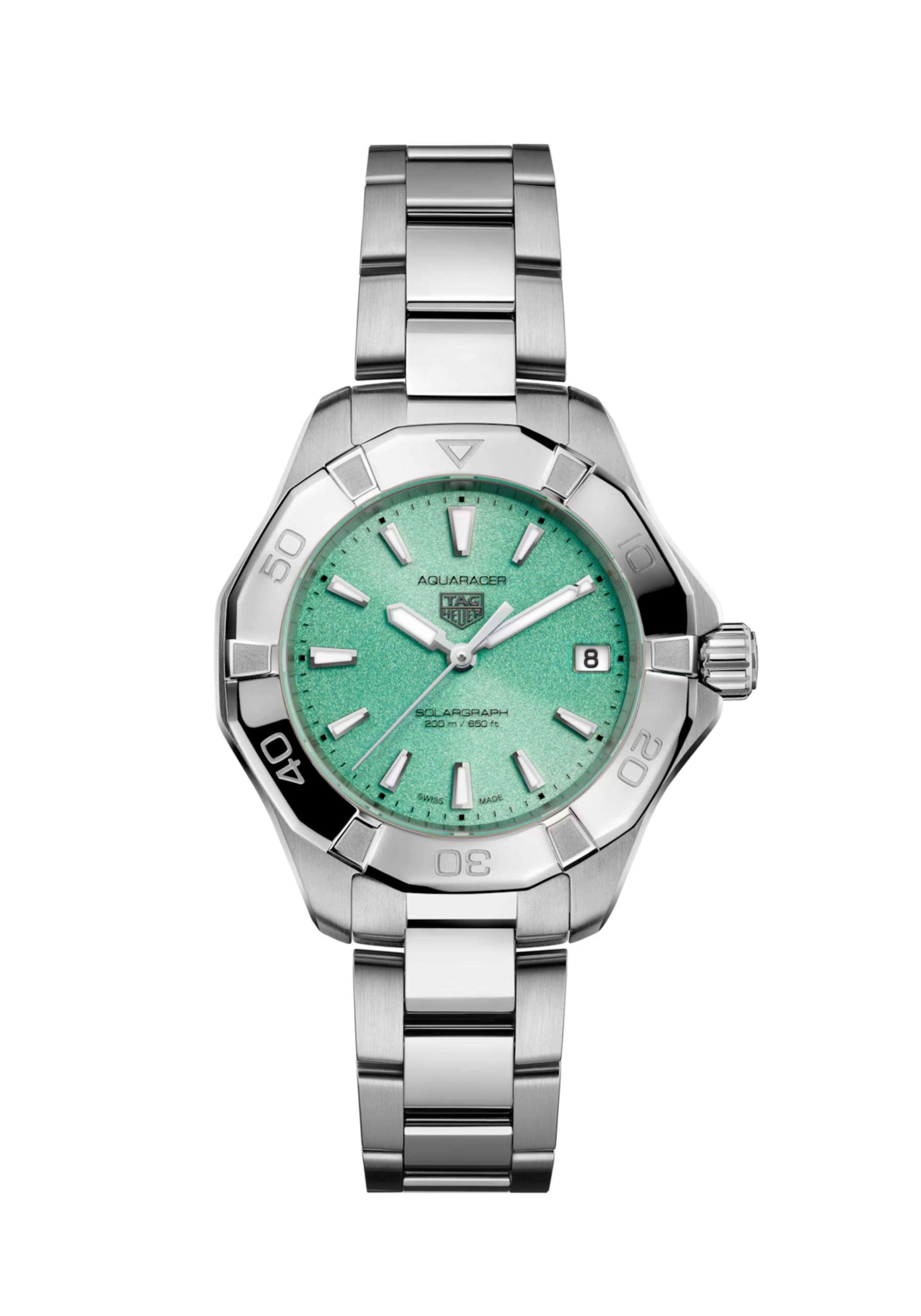 Dit TAG Heuer horloge behoort tot de Aquaracer Professional 200 collectie.
Referentienummer: WBP1315.BA0005

Ervaar de eeuwige schoonheid van het noorderlicht met deze TAG Heuer Aquaracer. Het horloge met een polarblauwe wijzerplaat is uitgerust met een Solargraph uurwerk. Dit uurwerk is gemaakt voor de moderne avonturier en is een veelzijdig hulpmiddel dat moeiteloos overgaat van de wildernis naar het stadsbeeld. 

De poolblauwe sunray geborstelde wijzerplaat wordt geaccentueerd door Super-LumiNova® voor ongeëvenaarde leesbaarheid. De slanke, fijn geborstelde en gepolijste stalen kast is waterbestendig tot 200 meter en heeft een edelstalen bezel met een schaal van 60 minuten en opnieuw ontworpen rijders.
De stalen drie rijige armband, beveiligd met een stalen vouwsluiting met dubbele veiligheidsdrukknoppen en een verstelschakel, doorstaat elke ruige odyssee.

Dit TAG Heuer Aquaracer Professional 200 integreert TAG Heuer's innovatieve uurwerk met een zonnemodule genaamd TH50-00, uitgerust met de Solargraph-technologie. Het is niet nodig om de batterij van het horloge te vervangen; het laadt op met de zon of kunstlicht. De wijzerplaat van het uurwerk is gedeeltelijk transparant, waardoor het uurwerk kan worden opgeladen door zonnestralen. 

Uw TAG Heuer is 24 maanden na aankoop beschermd onder fabricagegarantie. Door het horloge te registreren op MyTAGHeuer kunt u deze garantieperiode met nog eens 3 extra jaar verlengen!