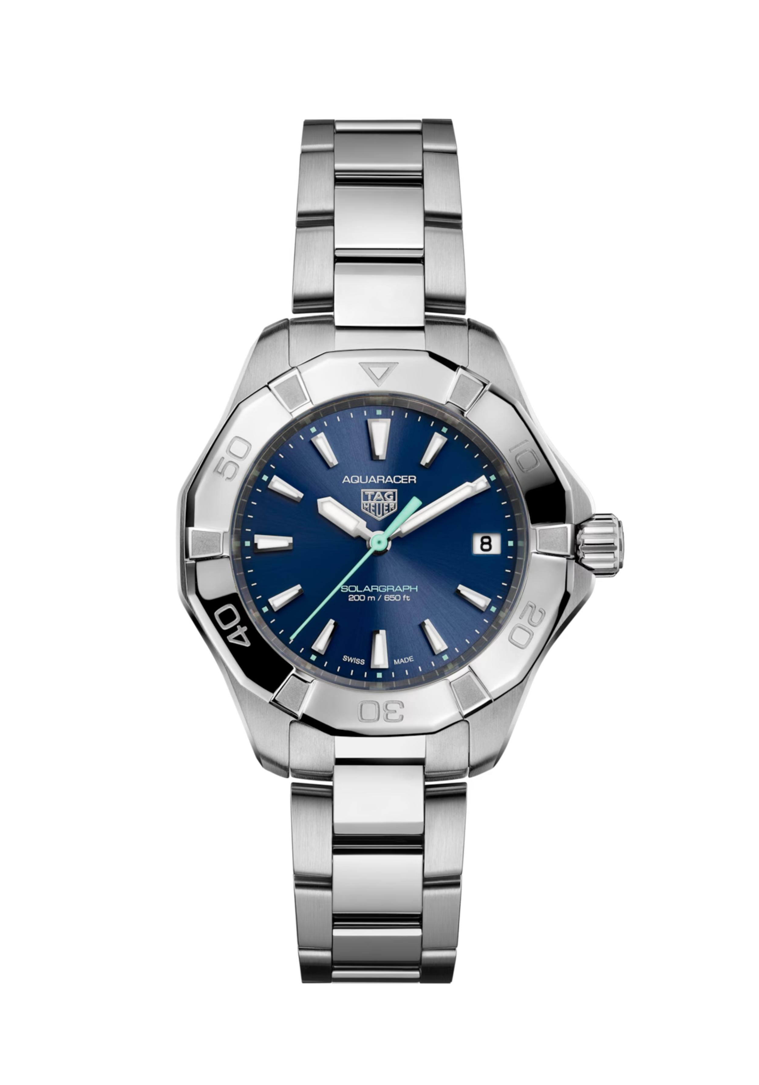 Dit TAG Heuer horloge behoort tot de Aquaracer Professional 200 collectie.
Referentienummer: WBP1311BA0005

Omarm de allure van het noorderlicht met deze TAG Heuer Aquaracer, uitgerust met een Solargraph uurwerk. Een veelzijdig hulpmiddel dat is ontworpen om de meest uitdagende outdoor-activiteiten te weerstaan en tegelijkertijd elegant is aangepast aan stedelijke slijtage. Het is de beste bondgenoot van elke moderne avonturier.

De blauwe sunray geborstelde wijzerplaat is versierd met gerhodineerde indexen en wijzers, allemaal gevuld met witte Super-LumiNova® voor optimale leesbaarheid - en een poolblauw gelakte secondewijzer met blauwe Super-LumiNova®.

Gehuisvest in een stalen kast van 34 mm en beveiligd met een gepolijste stalen band, kan hij de zwaarste avonturen doorstaan.

De gepolijste, fijngeborstelde stalen armband is voorzien van een stalen vouwsluiting met dubbele veiligheidsdrukknoppen, die betrouwbaarheid tijdens al uw reizen garanderen.

Uw TAG Heuer horloge is 24 maanden na aankoop beschermd onder fabricage garantie. De duur van de garantieperiode van 2 jaar kan worden verlengd naar 5 jaar. Om dit te doen, nodigen wij u uit om een account aan te maken of in te loggen op uw MyTAGHeuer online account en vervolgens uw horloge te registreren. U ontvangt dan een gratis garantieverlenging van 3 jaar.