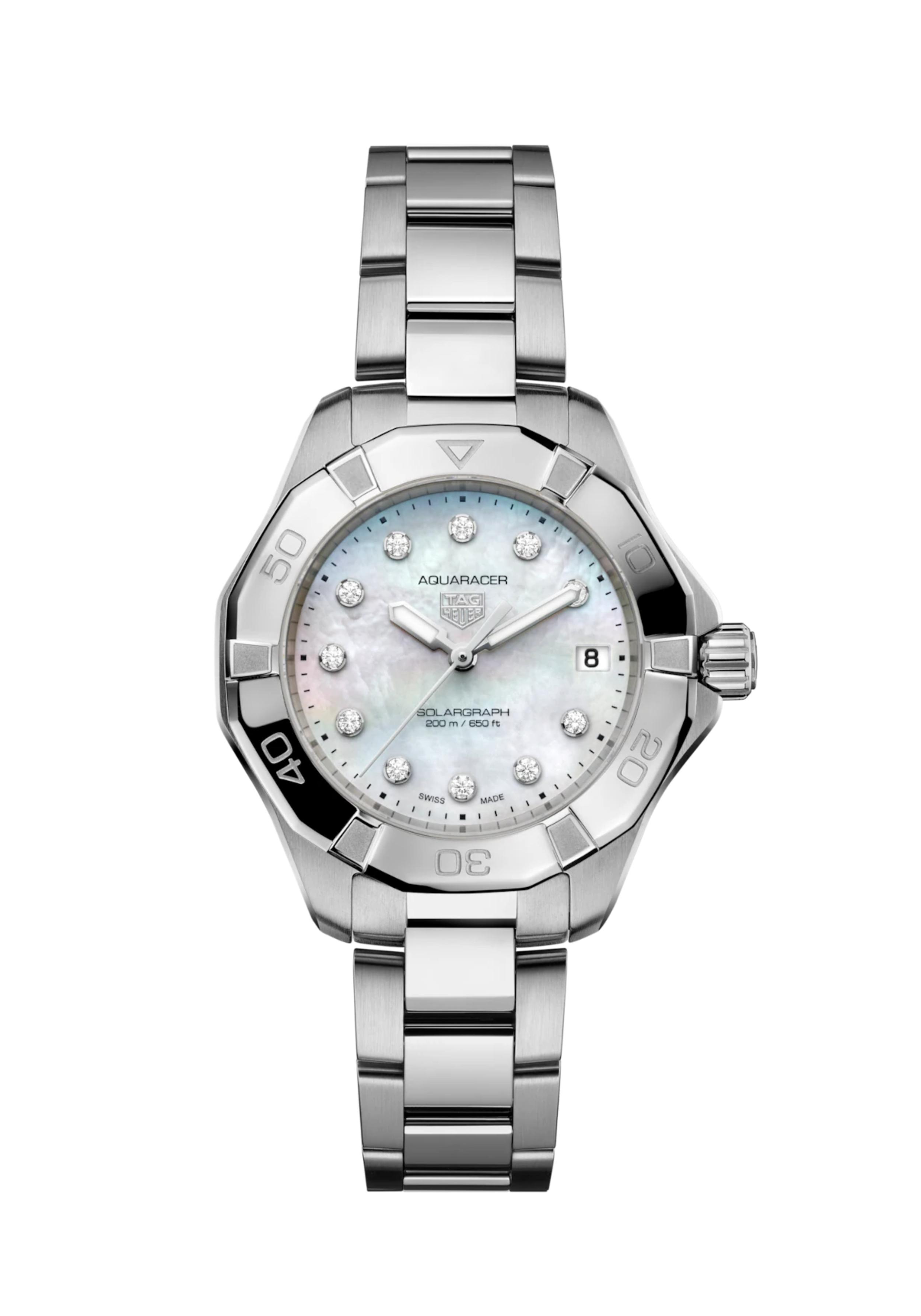Dit TAG Heuer horloge behoort tot de Aquaracer Professional 200 Solargraph collectie.
Referentienummer: WBP1313.BA0005

Verhoog uw elegantie met deze TAG Heuer Aquaracer Professional 200 Solargraph, een samensmelting van kostbare materialen en robuuste functionaliteit. Dit horloge is ontworpen voor de moderne avonturier en is uw luxueuze metgezel op elke reis en uitgerust met ons Solargraph-uurwerk.

De parelmoeren wijzerplaat is versierd met elf kostbare diamanten van samen 0,155ct. Dit voegt een vleugje weelde toe aan dit al fascinerende ethestiek. 

De combinatie van de ultrabestendige stalen 34mm kast en de stalen unidirectionele bezel met een schaal van 60 minuten is voorzien van de opnieuw ontworpen bezelruiters van het Maison.

Uw TAG Heuer horloge is 24 maanden na aankoop beschermd onder fabricage garantie. De duur van de garantieperiode van 2 jaar kan worden verlengd naar 5 jaar. Om dit te doen, nodigen wij u uit om een account aan te maken of in te loggen op uw MyTAGHeuer online account en vervolgens uw horloge te registreren. U ontvangt dan een gratis garantieverlenging van 3 jaar.