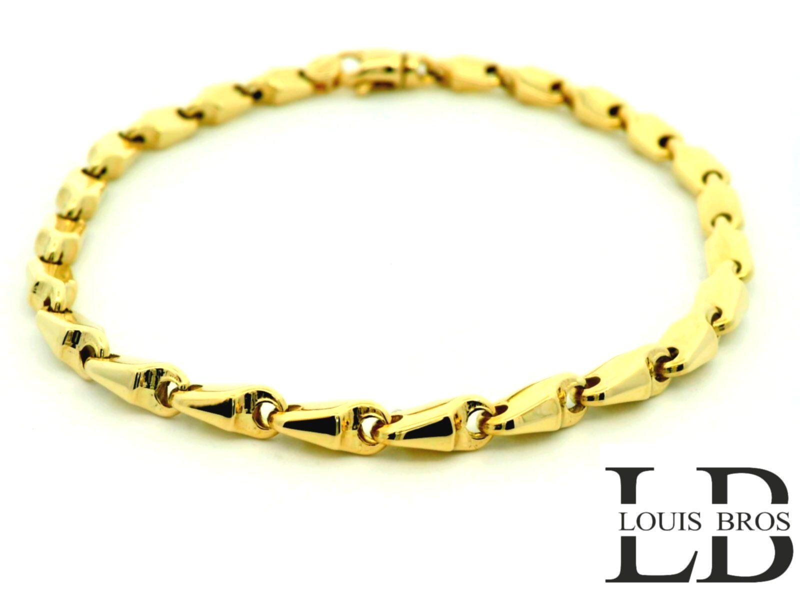 Ontdek de tijdloze schoonheid van deze exclusieve damesarmband, vervaardigd uit 14 karaat goud (6.76 gr) en uitsluitend verkrijgbaar bij Juwelier Louis Bros. Het verfijnde ontwerp combineert klassieke elegantie met een moderne, stijlvolle uitstraling, waardoor dit sieraad een onmisbaar onderdeel wordt van iedere sieradencollectie. De warme glans van het goud weerspiegelt pure klasse en maakt de armband geschikt voor zowel dagelijks gebruik als bijzondere gelegenheden. Als onderdeel van de exclusieve collectie van Juwelier Louis Bros staat dit juweel garant voor vakmanschap, kwaliteit en een vleugje luxe die generaties lang gekoesterd kan worden.
De armband is verkrijgbaar in verschillende lengtes!
