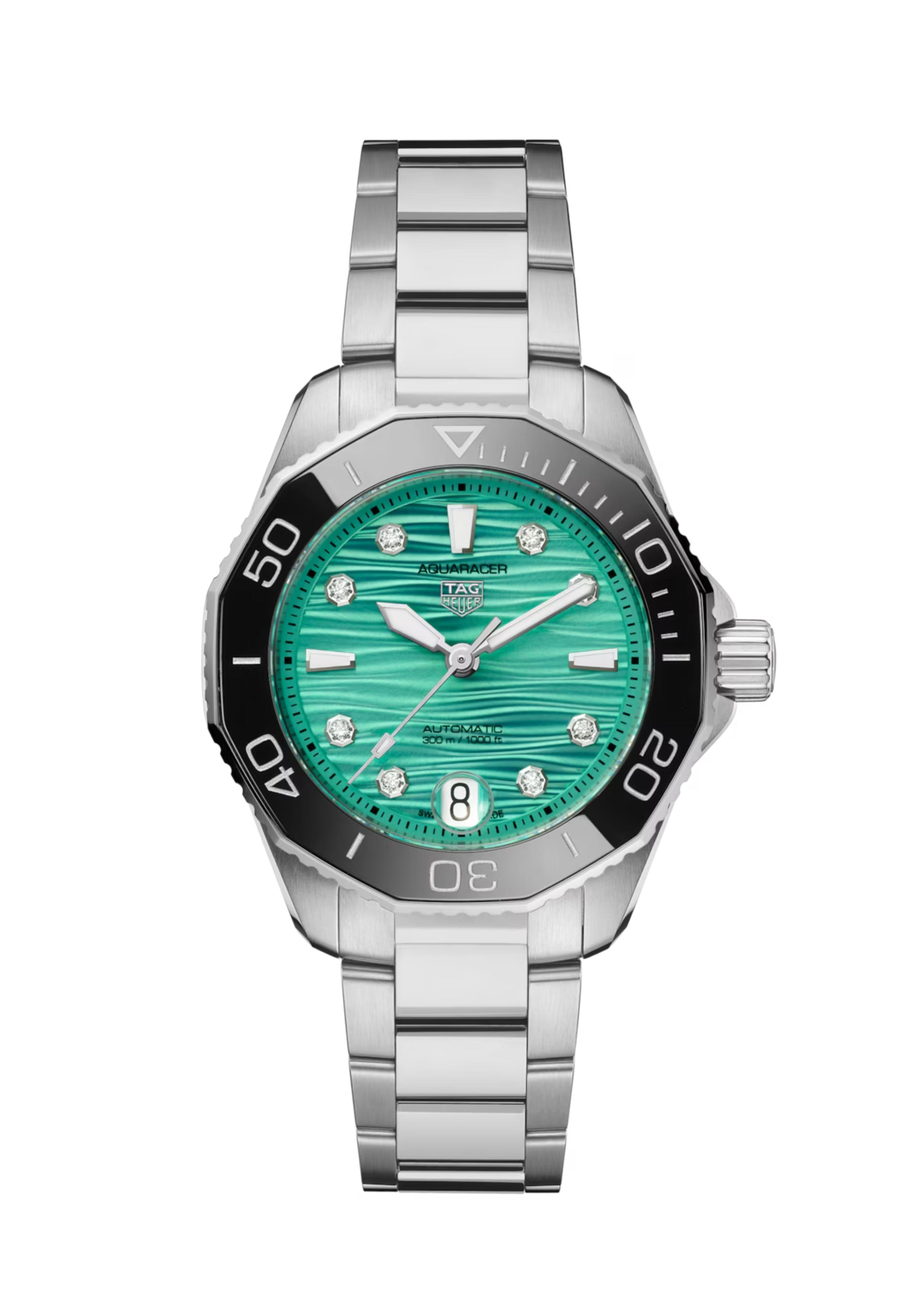 Dit TAG Heuer horloge behoort tot de Aquaracer collectie. Referentienummer: WBP231K.BA0618

Deze onmisbare TAG Heuer Aquaracer is geïnspireerd op een historisch model uit 1979. Even gedurfd als robuust, deze zee blauwe duiker met stalen behuizing van 38 mm is klaar om alle omstandigheden te doorstaan.

De golvende turquoise wijzerplaat van deze TAG Heuer Aquaracer professional 300 is een eerbetoon aan warm water en toont acht schitterende VS-diamanten met een diameter van 1,4 mm (0,078 ct).

De TAG Heuer Aquaracer is voorzien van een Calibre 5 Automatic uurwerk en de kast is gemaakt van edelstaal. Het horloge heeft een diameter van 38 mm en is getest op een waterdichtheid van 30 ATM / 300 meter. De horlogeband is gemaakt van edelstaal.

Uw TAG Heuer horloge is 24 maanden na aankoop beschermd onder fabricage garantie. De duur van de garantieperiode van 2 jaar kan worden verlengd naar 5 jaar. Om dit te doen, nodigen wij u uit om een account aan te maken of in te loggen op uw MyTAGHeuer online account en vervolgens uw horloge te registreren. U ontvangt dan een gratis garantieverlenging van 3 jaar.