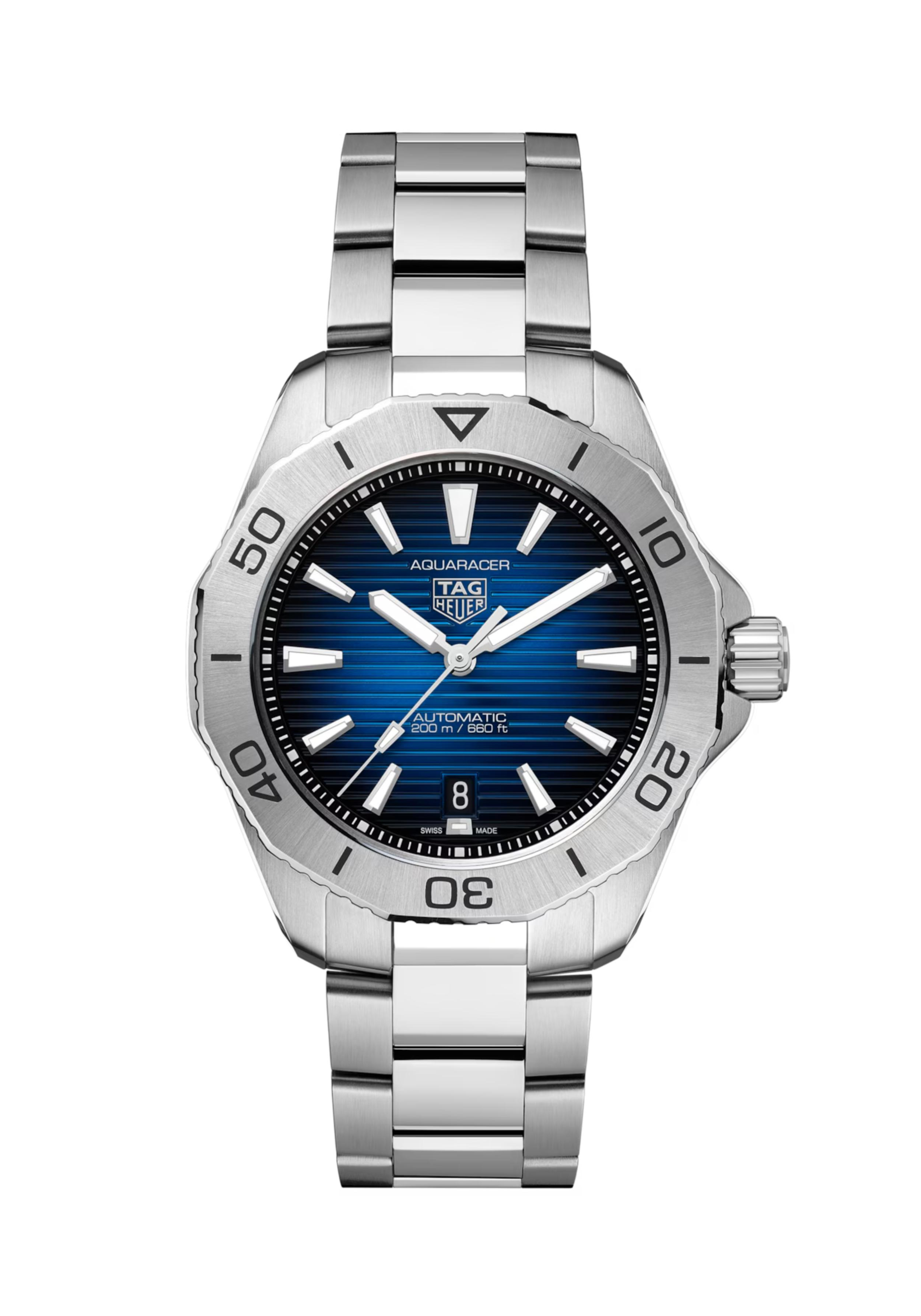 Dit TAG Heuer horloge behoort tot de Aquaracer collectie. Referentienummer: WBP2111.BA0627

De 40 mm kast en gedurfde wijzerplaat van deze TAG Heuer Aquaracer maken het een essentiële bondgenoot in uw prestatie, een heavy-duty duiker die zowel extreem technisch is als een stijl biedt die opvalt. Het is een hulpmiddel dat alle omstandigheden kan doorstaan. De diepblauwe wijzerplaat van deze TAG Heuer Aquaracer doet denken aan de donkere oceaan. Het toont een licht rokerige afwerking die intensiteit toevoegt aan dit robuuste gereedschap. Met een verfijnde bezel en een zeer ergonomische stalen kast van 40 mm legt deze elegante en veelzijdige TAG Heuer Aquaracer de lat hoger. De band op de TAG Heuer Aquaracer heeft een dun, taps toelopend profiel en een comfort verlengschakel voor optimale ergonomie en prestaties.

De TAG Heuer Aquaracer Professional 200 is voorzien van een Calibre 5 Automatic uurwerk met een gangreserve van 38 uur en de kast is gemaakt van edelstaal. Het horloge is getest op een waterdichtheid van 20 ATM / 200 meter. De horlogeband is gemaakt van edelstaal.

Uw TAG Heuer horloge is 24 maanden na aankoop beschermd onder fabricage garantie. De duur van de garantieperiode van 2 jaar kan worden verlengd naar 5 jaar. Om dit te doen, nodigen wij u uit om een account aan te maken of in te loggen op uw MyTAGHeuer online account en vervolgens uw horloge te registreren. U ontvangt dan een gratis garantieverlenging van 3 jaar.
