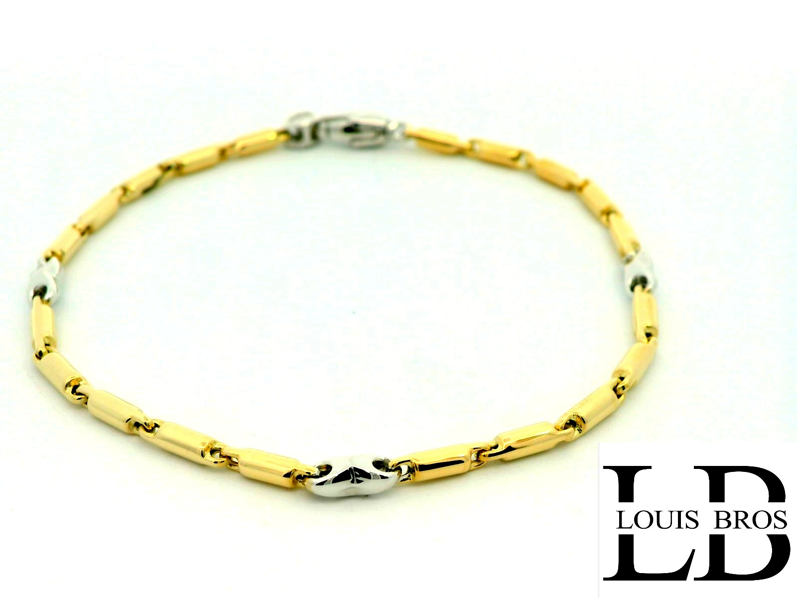 Deze prachtige armband is vervaardigd uit 14 karaat geel- en witgoud (5.09 gr) en straalt pure elegantie uit. Het verfijnde bicolor design geeft een moderne twist aan een klassiek sieraad, waardoor het zowel stijlvol als veelzijdig is.

De armband heeft een tijdloze uitstraling en kan moeiteloos gecombineerd worden met andere sieraden, zowel voor een alledaagse look als voor speciale gelegenheden. Dankzij de subtiele schittering en het luxueuze design is dit een must-have accessoire voor elke vrouw die houdt van chic en verfijnd.

Een sieraad dat niet alleen vandaag, maar ook in de toekomst zijn schoonheid behoudt – een blijvend symbool van klasse en elegantie.
De armband is verkrijgbaar in verschillende lengtes.