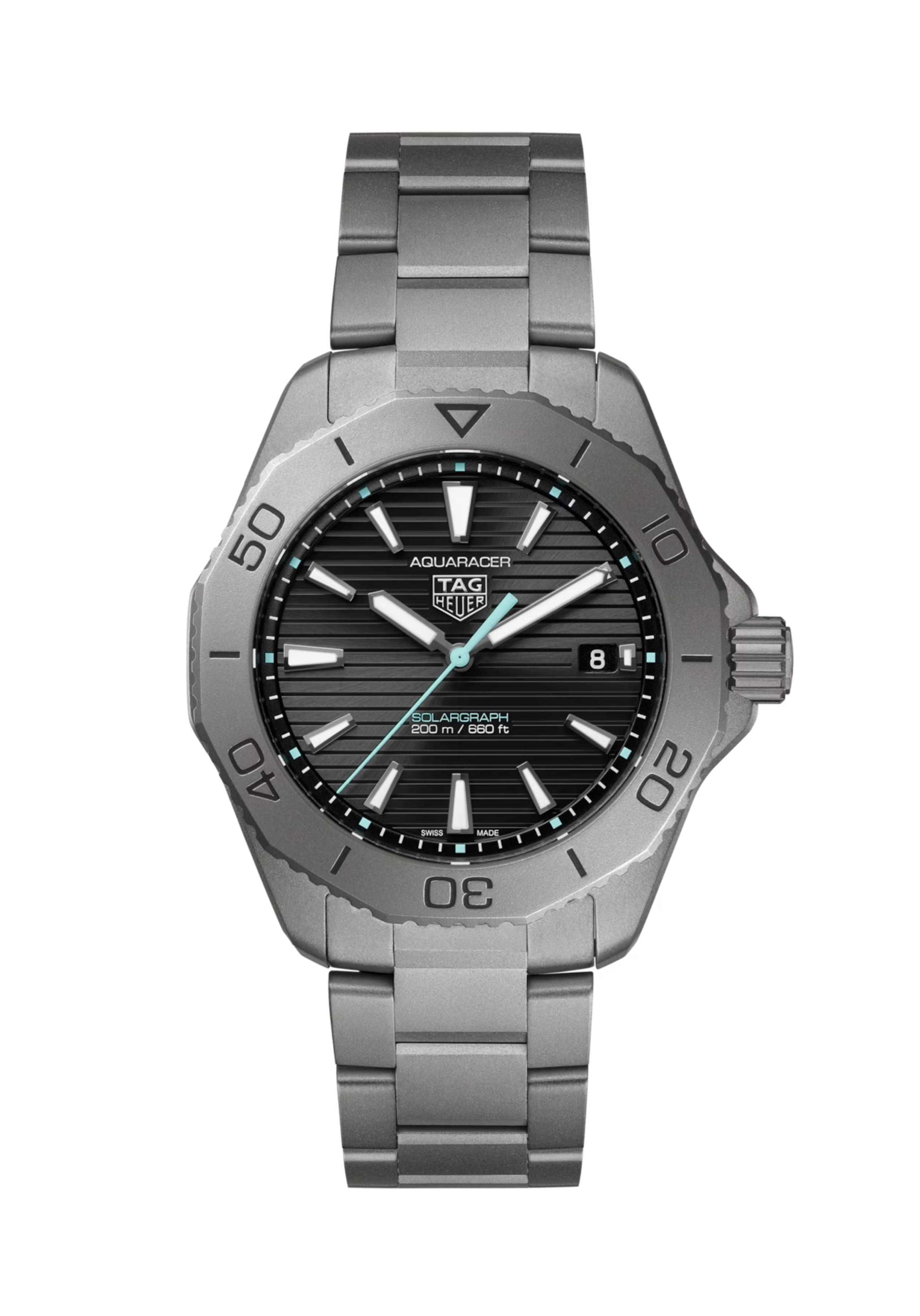 Dit TAG Heuer horloge behoort tot de Aquaracer collectie. Referentienummer: WBP1180.BF0000

Deze 40 mm TAG Heuer Aquaracer Professional 200 integreert de Solargraph technologie, een uurwerk op zonne-energie, en presenteert een licht, taps toelopend ontwerp met heavy duty titanium klasse 2 om maximale robuustheid en veelzijdigheid in extreme omstandigheden te garanderen. De perfecte metgezel voor alle sport- en natuurliefhebbers.
De subtiele poolblauwe kleuraccenten - een iconische evocatie van het noorderlicht dat de nachten in de poolcirkel verlicht - op de sunray geborstelde zwarte wijzerplaat brengen de drukbestendige, volledig gezandstraalde titanium grade 2-constructie van het horloge naar voren.
Door gebruik te maken van elke lichtbron, de grenzeloze energiebron van de zon en elke kunstmatige lichtbron, levert de nieuwe Solargraph Calibre ononderbroken stroom voor uitzonderlijke prestaties, dag en nacht.

Uw TAG Heuer horloge is 24 maanden na aankoop beschermd onder fabricage garantie. De duur van de garantieperiode van 2 jaar kan worden verlengd naar 5 jaar. Om dit te doen, nodigen wij u uit om een account aan te maken of in te loggen op uw MyTAGHeuer online account en vervolgens uw horloge te registreren. U ontvangt dan een gratis garantieverlenging van 3 jaar.